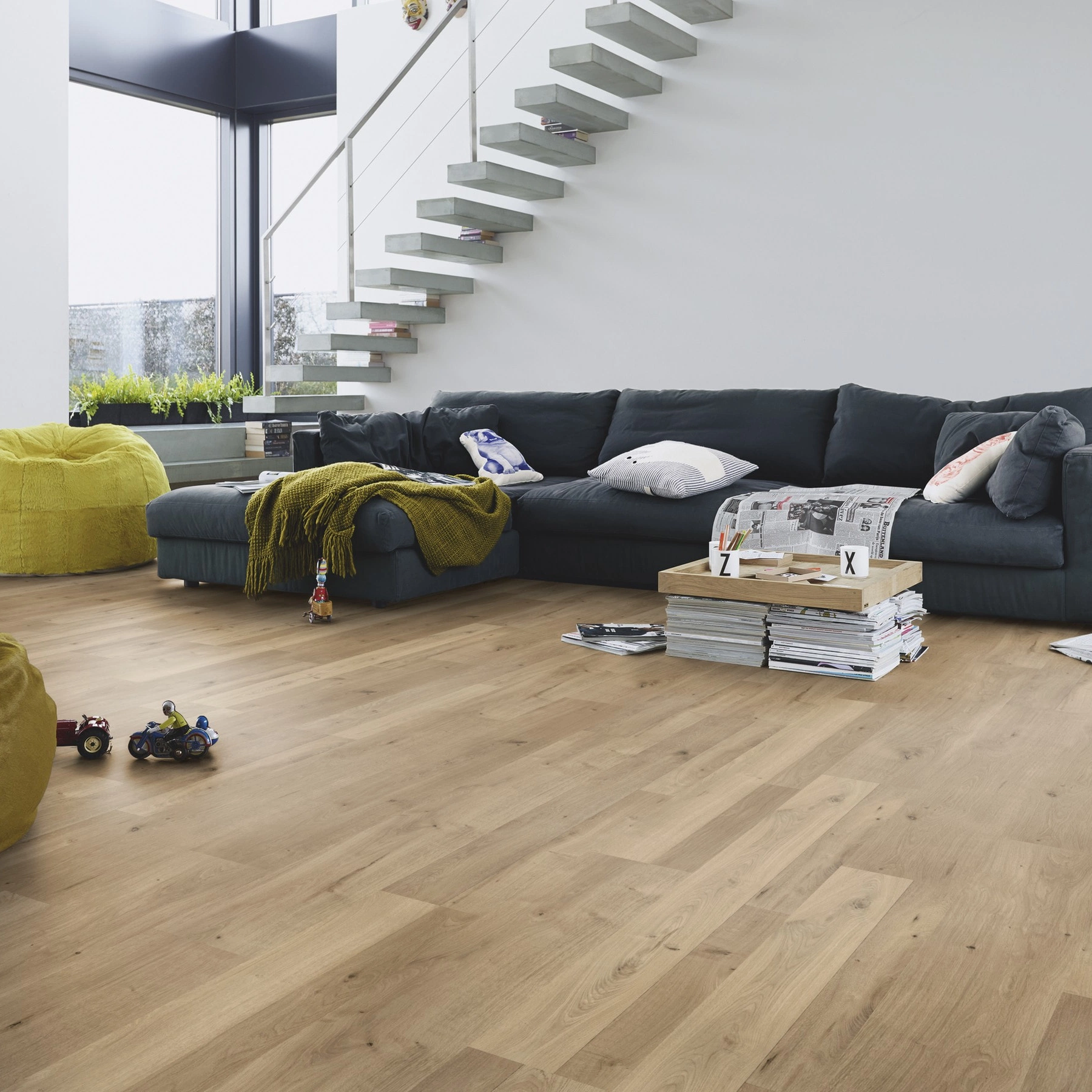 Milieubild Modernes Wohnzimmer mit Kamin - MEISTER Laminat LC 55 Natural Oak Milieubild Modernes Wohnzimmer mit Kamin - MEISTER 600012-1288198-06675