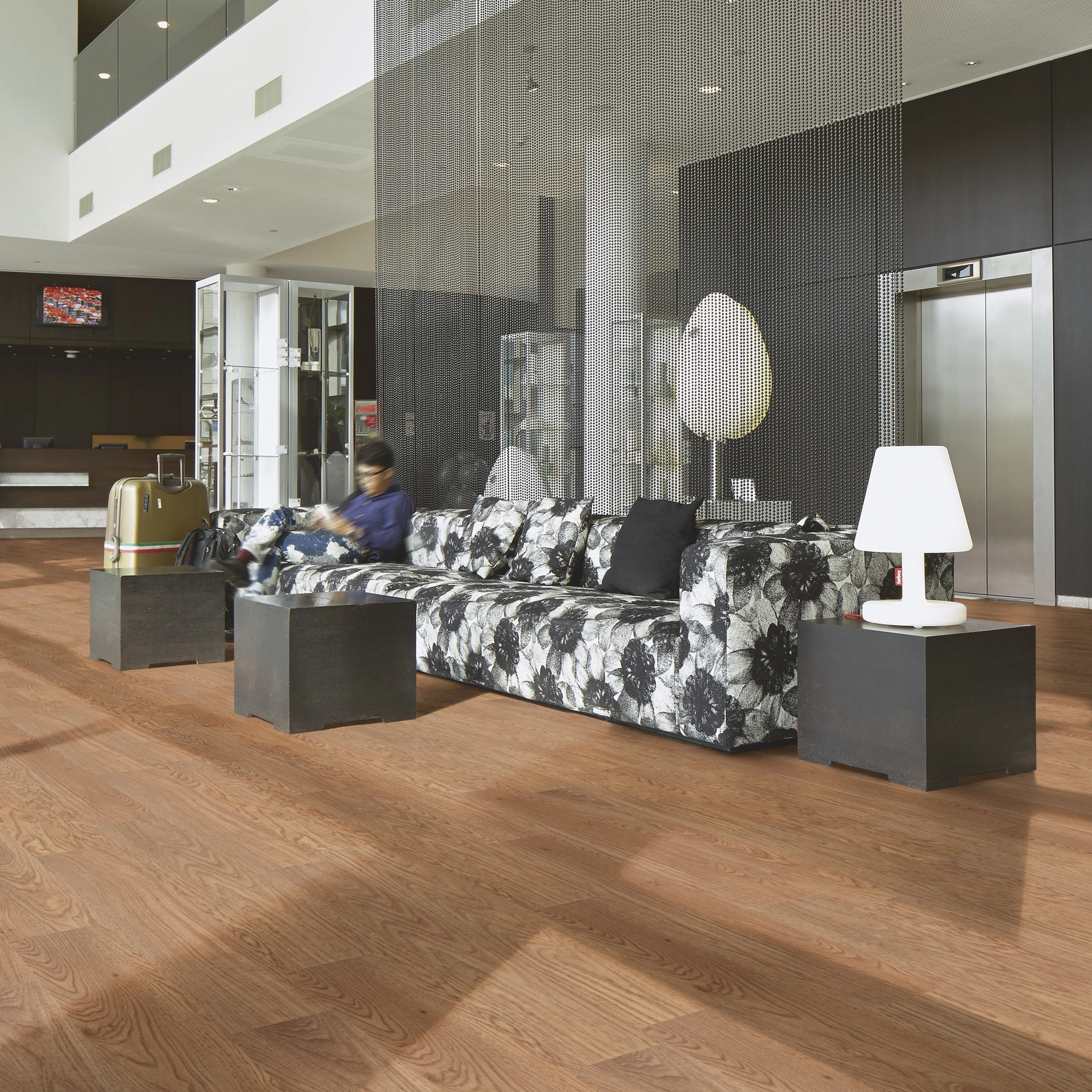 Milieubild Hotellobby mit Rezeption - Forbo Flooring Klebe-Vinyl Allura Dryback 0.55 Wood Waxed Oak Milieubild Hotellobby mit Rezeption - Forbo Flooring 220165