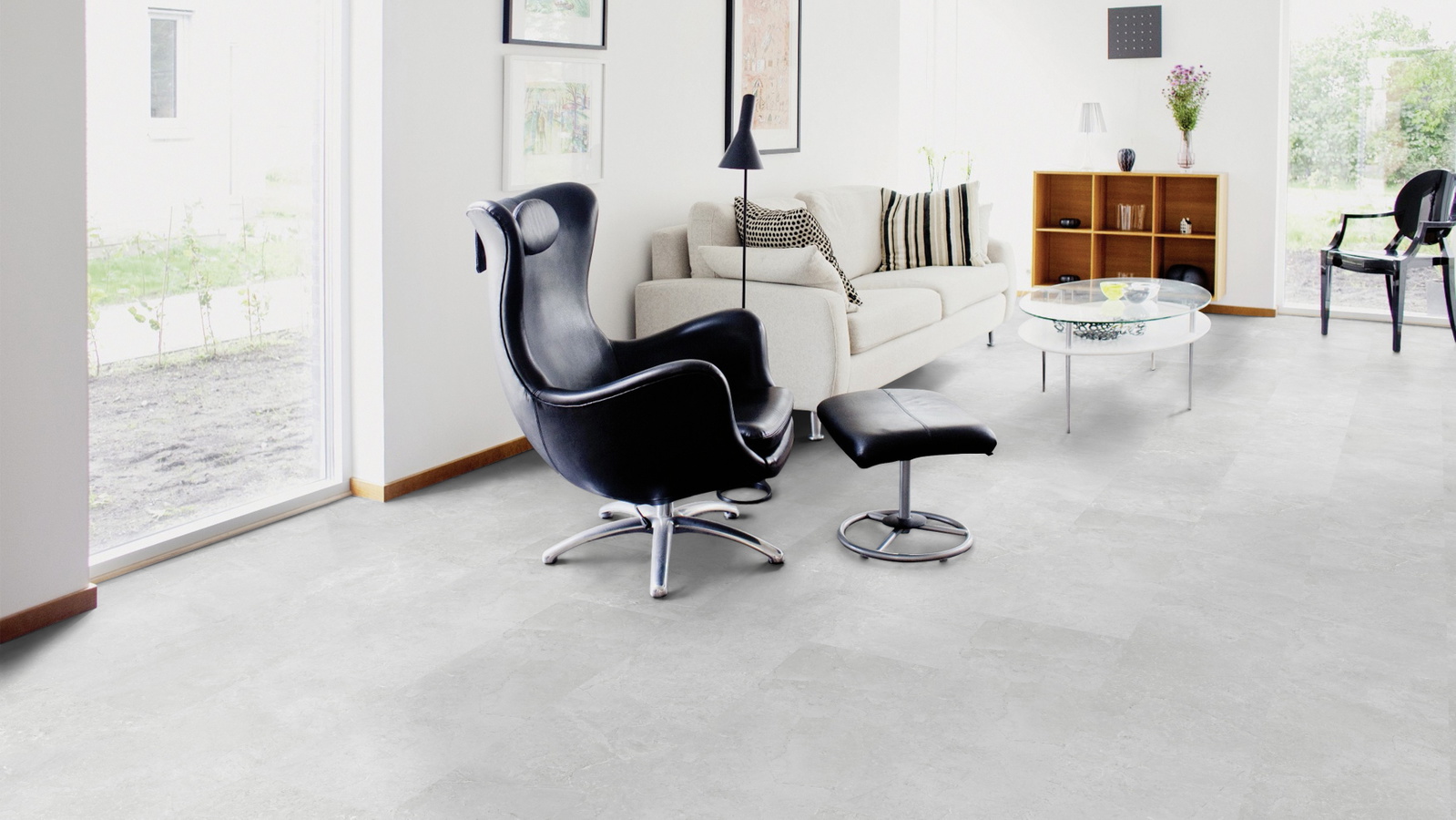 Milieubild Wohnzimmer mit Sessel und bodentiefem Fenster - Wicanders Wise 80003893