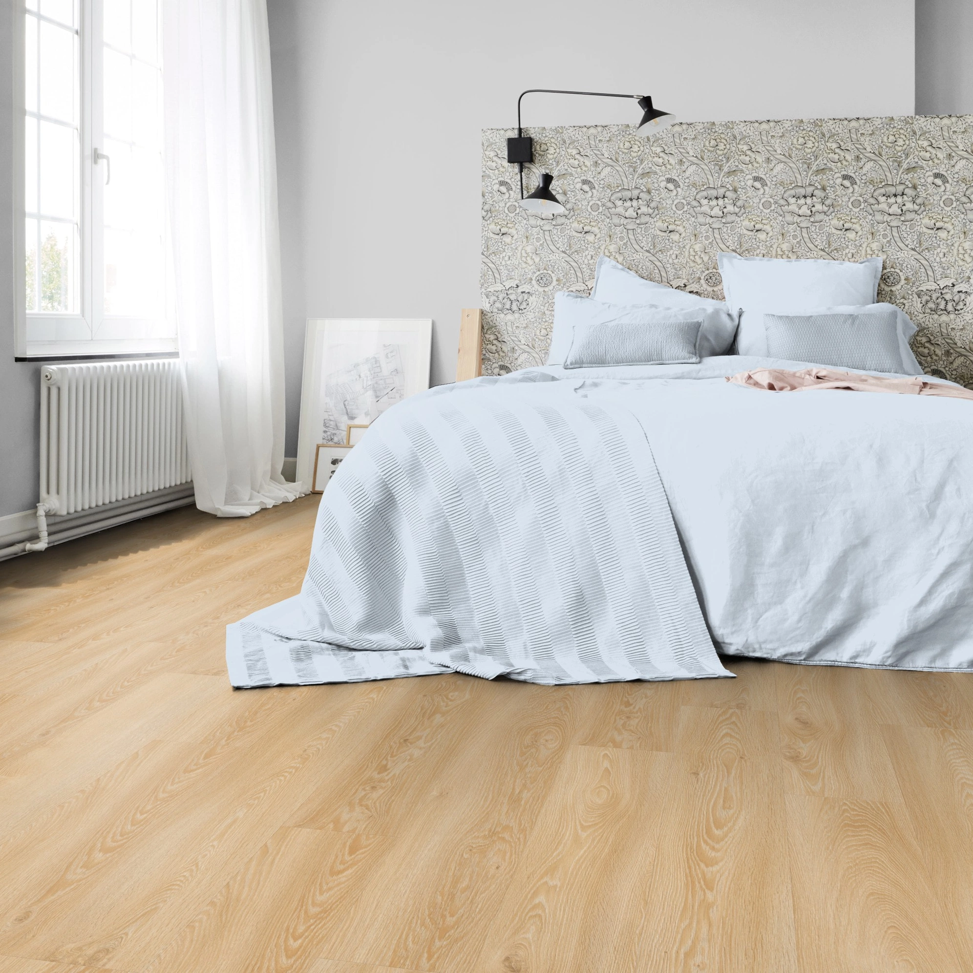 Milieubild Schlafzimmer in Stadtwohnung - Tarkett Rigid Klick-Vinyl Essence Rigid 30 Cool Oak Classical Milieubild Schlafzimmer in Stadtwohnung - Tarkett 260032001