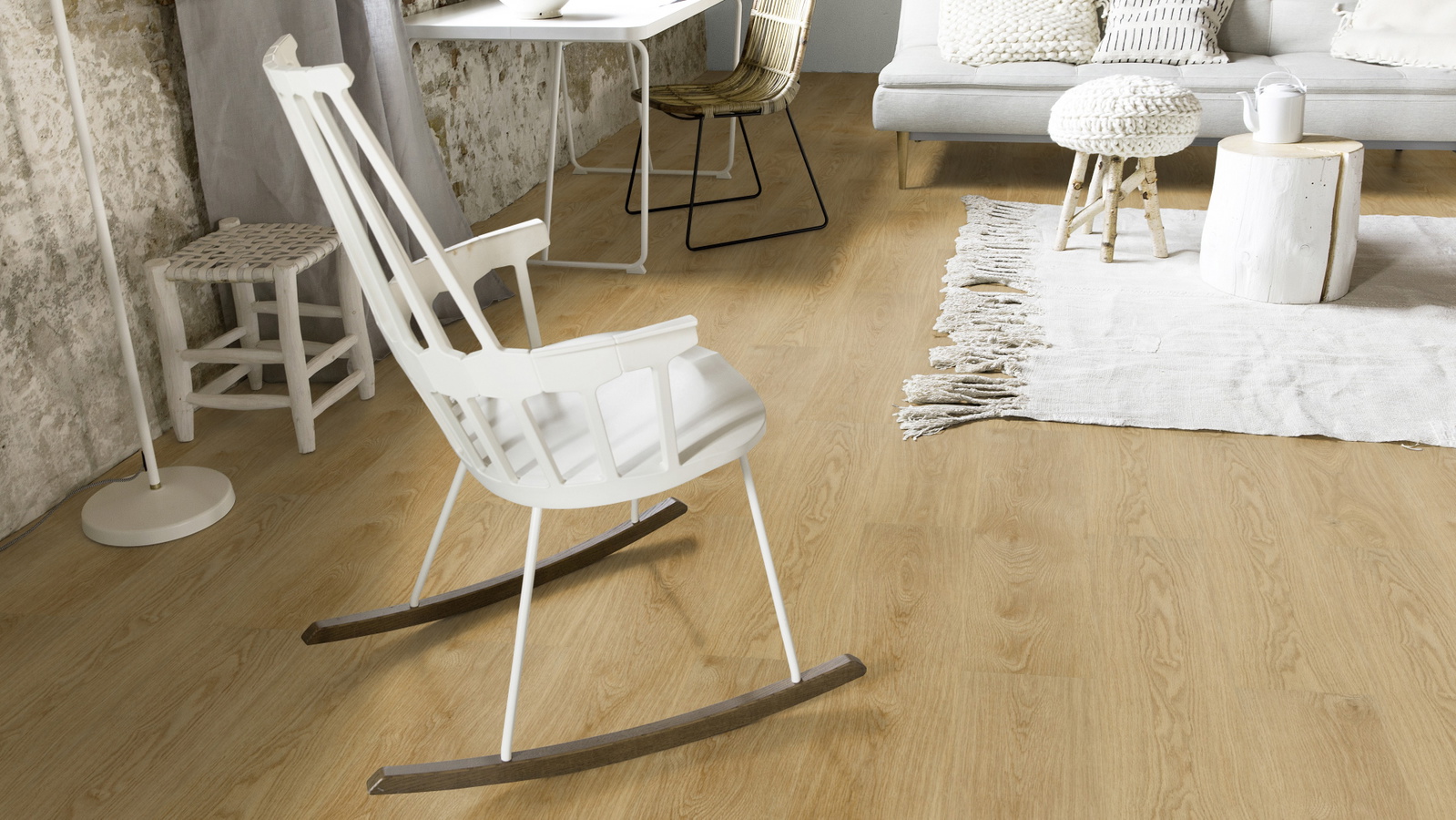 Milieubild Wohnzimmer mit Schaukelstuhl im skandinavischen Stil - Forbo Flooring 253434