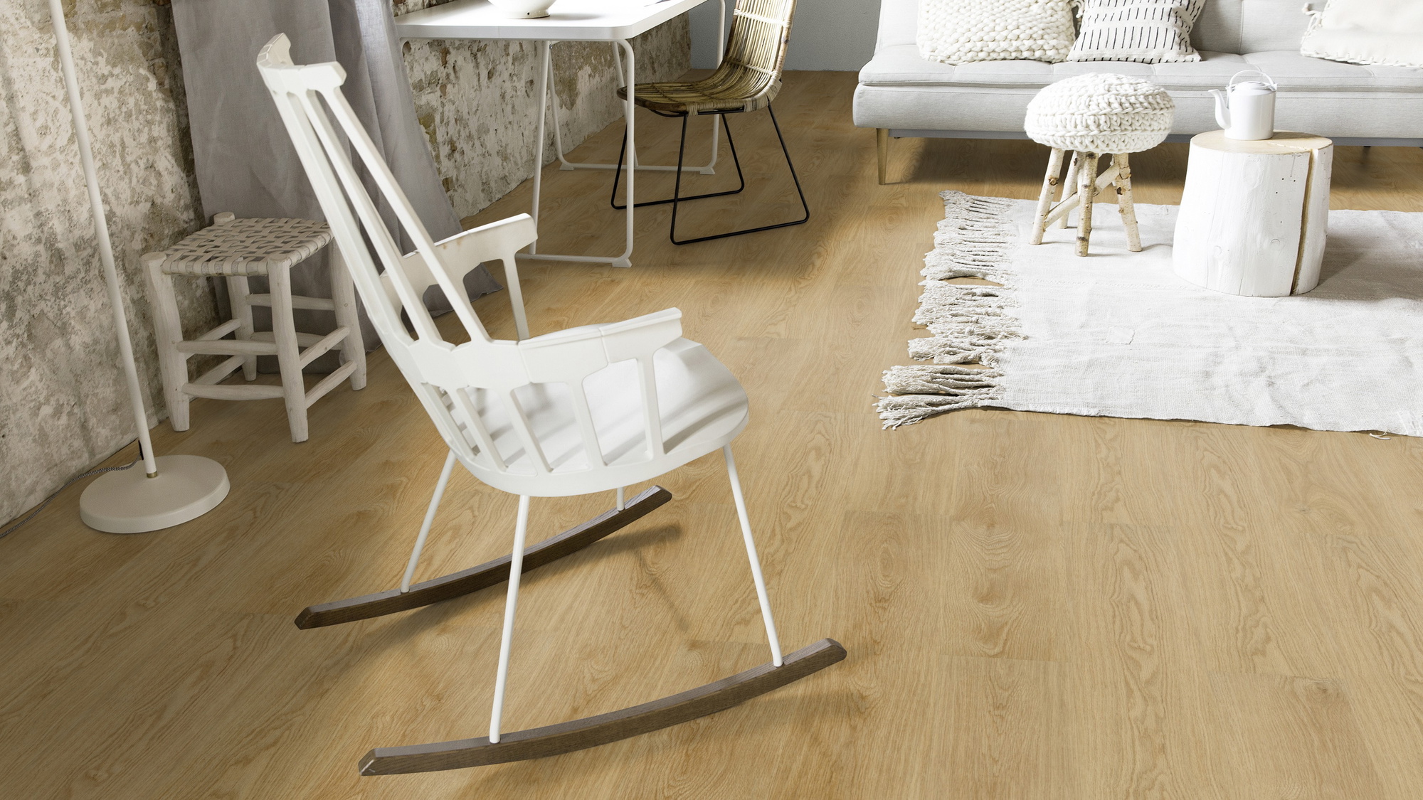 Milieubild Wohnzimmer mit Schaukelstuhl im skandinavischen Stil - Forbo Flooring Klick-Vinyl Enduro Click Decibel 0.55 Pure Oak Milieubild Wohnzimmer mit Schaukelstuhl im skandinavischen Stil - Forbo Flooring 253434
