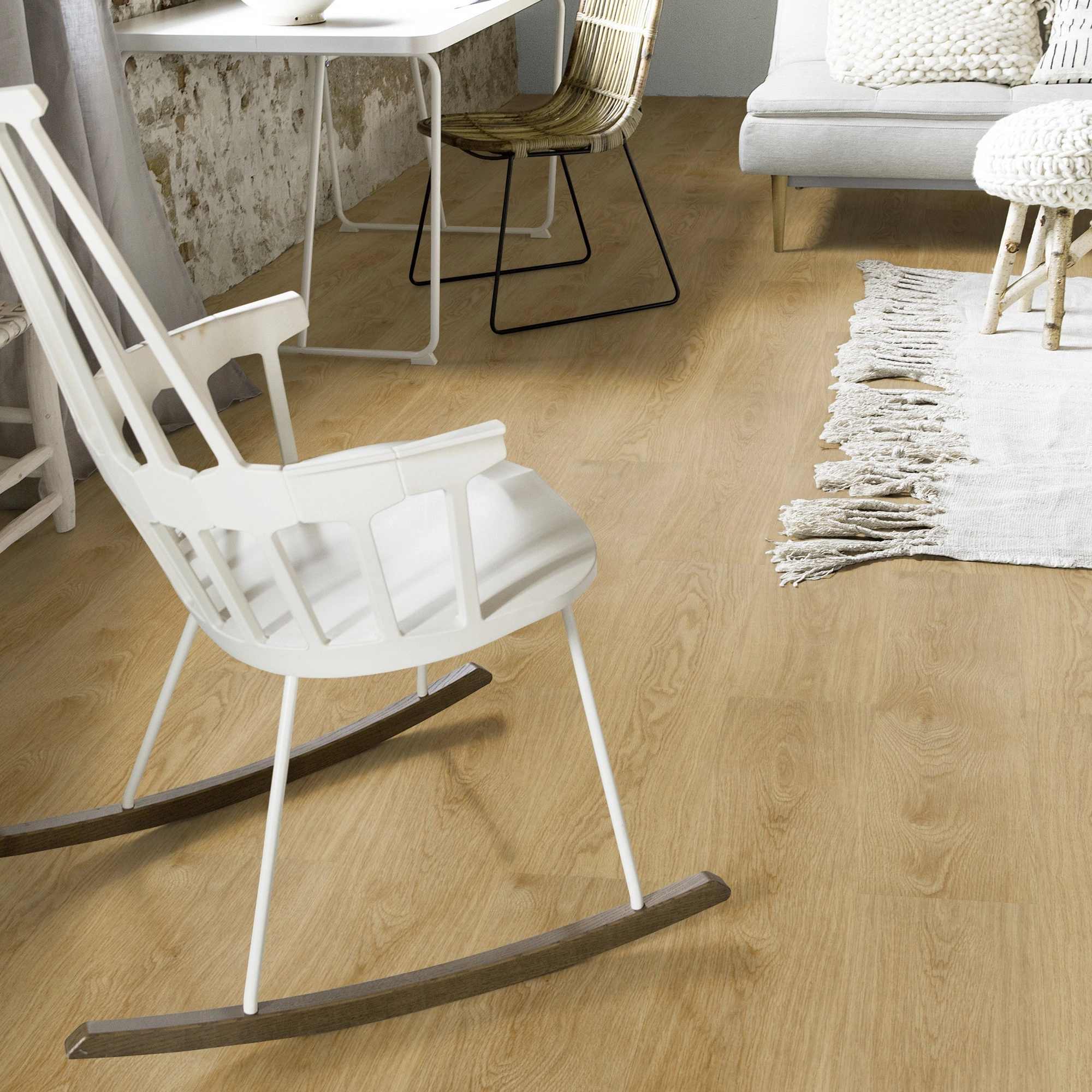 Milieubild Wohnzimmer mit Schaukelstuhl im skandinavischen Stil - Forbo Flooring Klick-Vinyl Enduro Click Decibel 0.55 Pure Oak Milieubild Wohnzimmer mit Schaukelstuhl im skandinavischen Stil - Forbo Flooring 253434