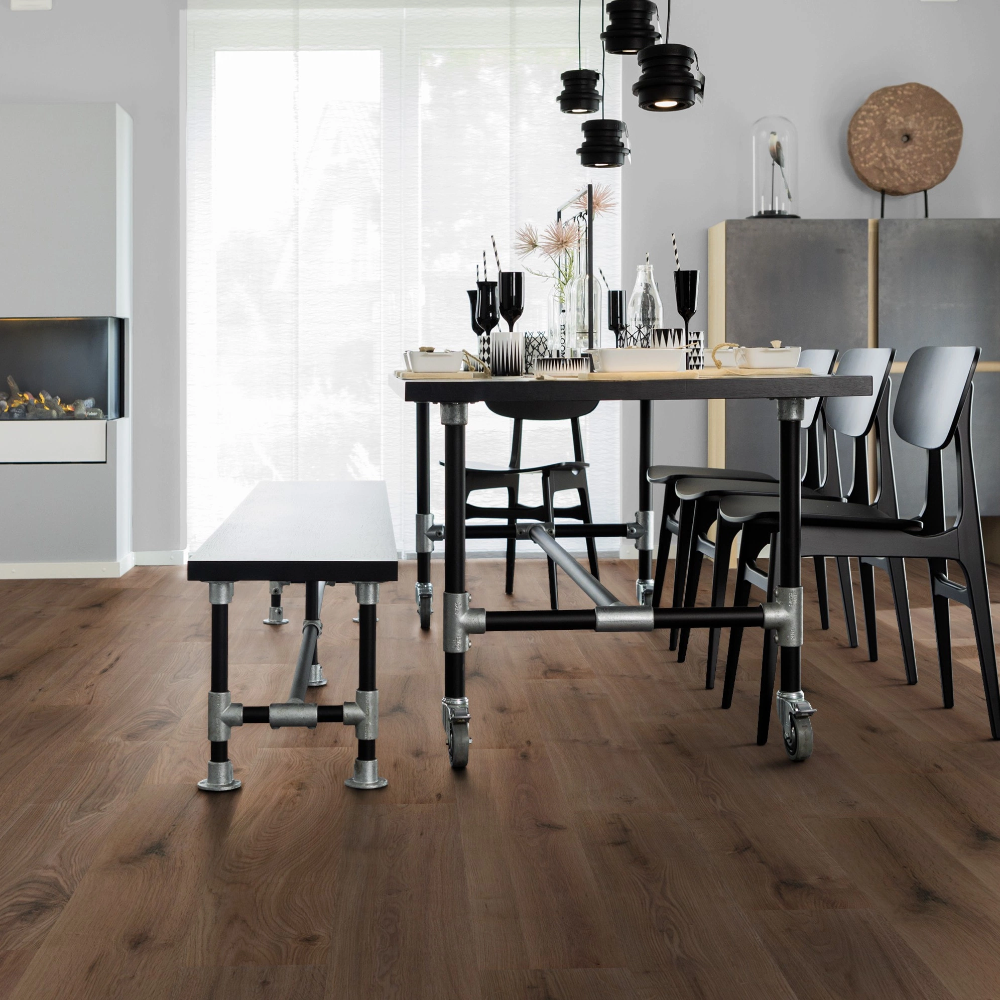 Milieubild Esszimmer mit Kamin - wineo Klebe-Bioboden PURLINE wineo 1000 wood L Strong Oak Cappuccino Milieubild Esszimmer mit Kamin - wineo PL303R