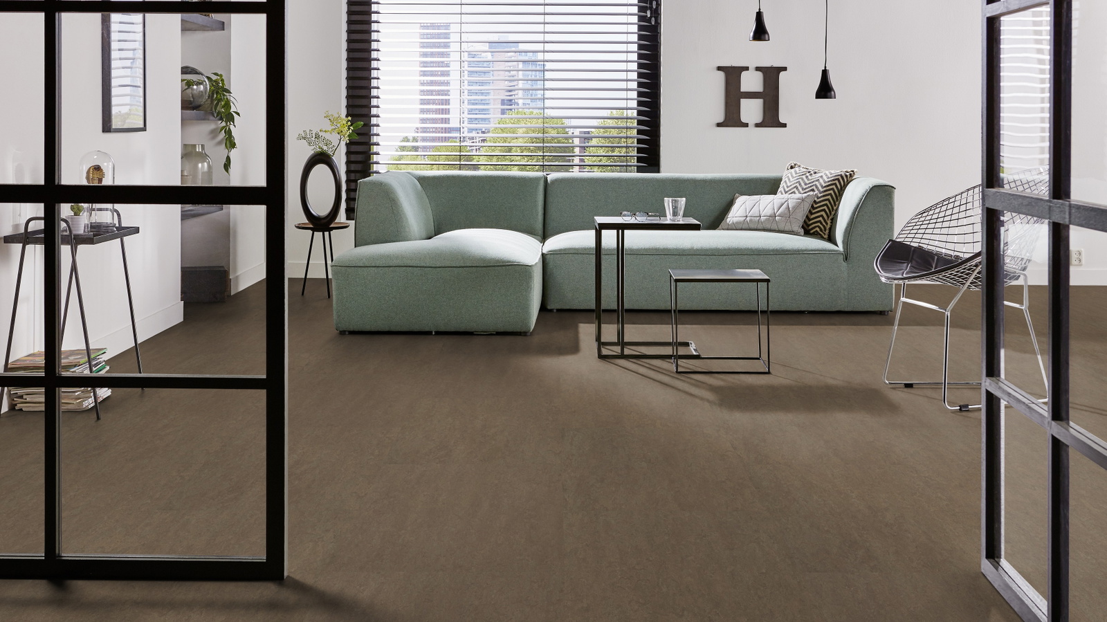 Milieubild Modernes Wohnzimmer mit mintgrünem Sofa - Forbo Flooring 255285