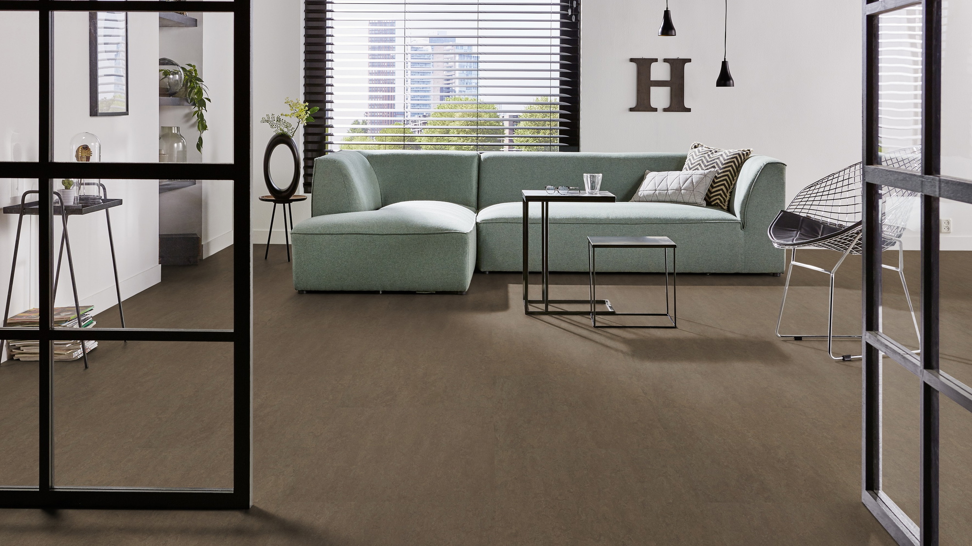 Milieubild Modernes Wohnzimmer mit mintgrünem Sofa - Forbo Flooring Marmoleum Modular Neutral Clay Milieubild Modernes Wohnzimmer mit mintgrünem Sofa - Forbo Flooring 255285