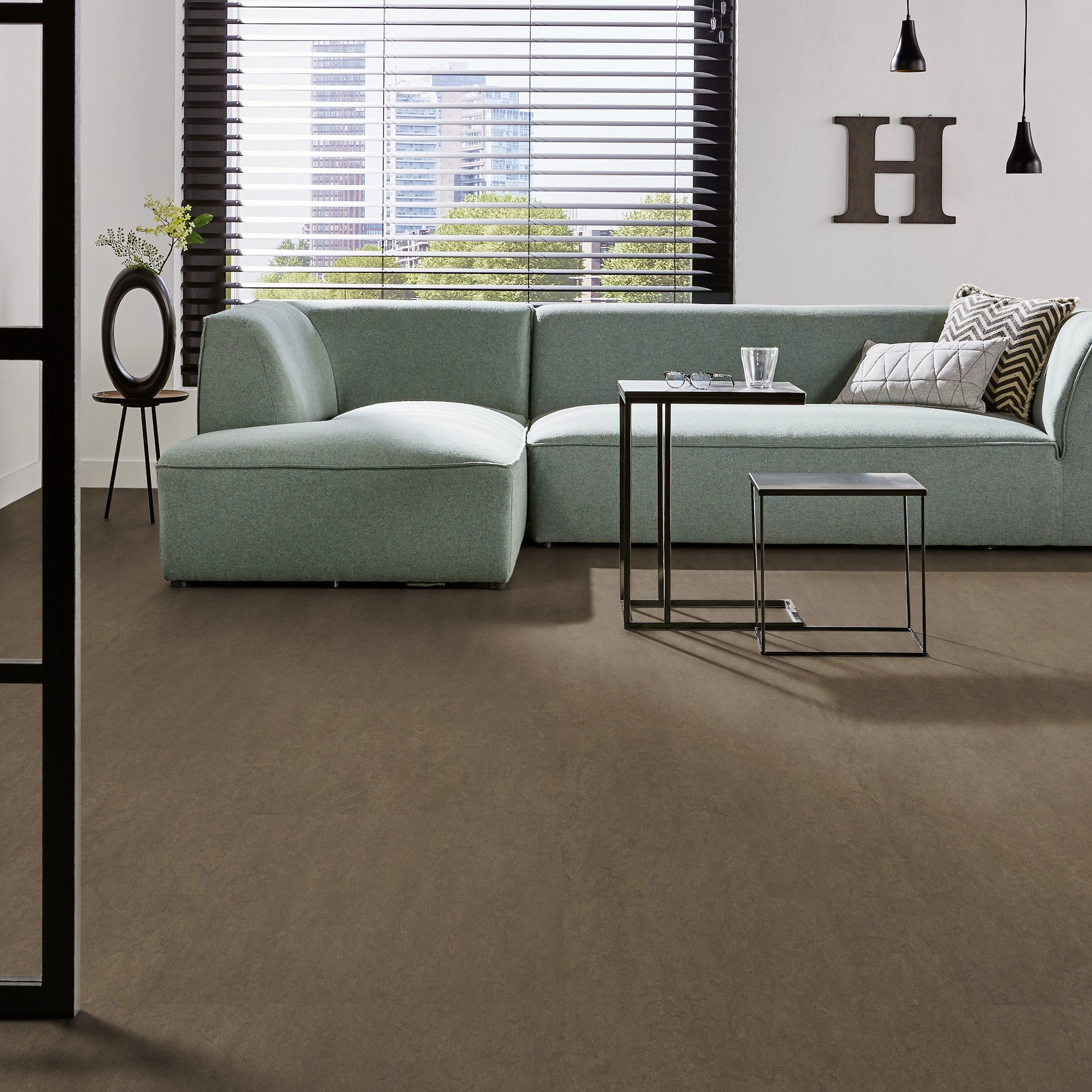 Milieubild Modernes Wohnzimmer mit mintgrünem Sofa - Forbo Flooring Marmoleum Modular Neutral Clay Milieubild Modernes Wohnzimmer mit mintgrünem Sofa - Forbo Flooring 255285