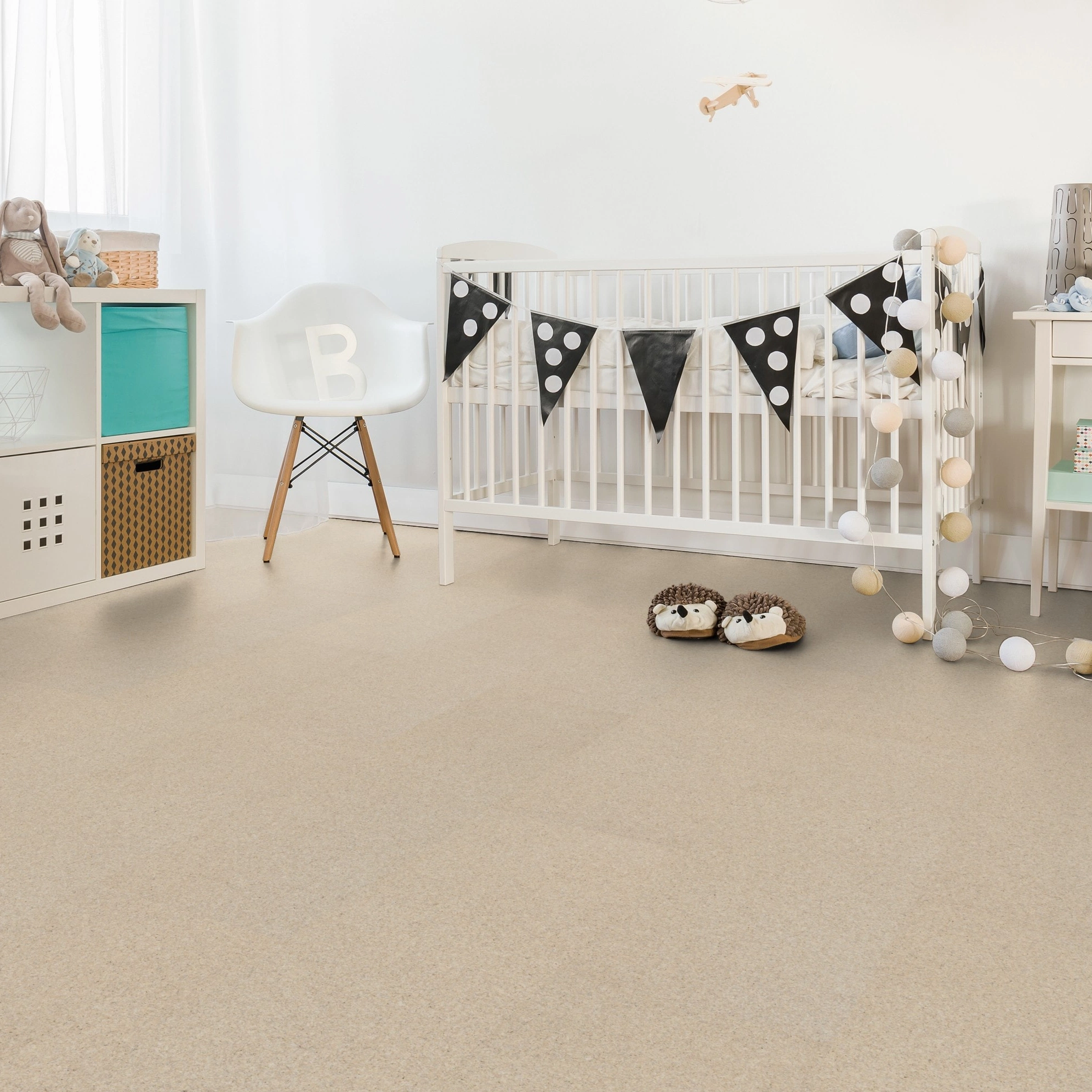 Milieubild Kinderzimmer mit weißer Krippe - Wicanders Wise HDF Klick-Korkboden cork Go Grit Milieubild Kinderzimmer mit weißer Krippe - Wicanders Wise 80002131