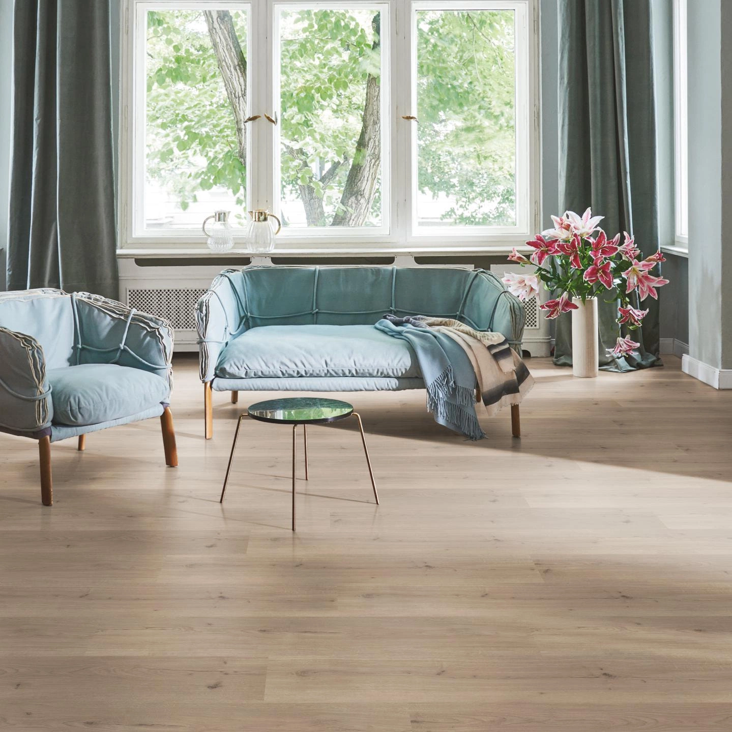 Milieubild Wohnzimmer in Stadtwohnung - Parador HDF Klick-Vinyl Basic 30 Eiche Infinity grau Milieubild Wohnzimmer in Stadtwohnung - Parador 1730635