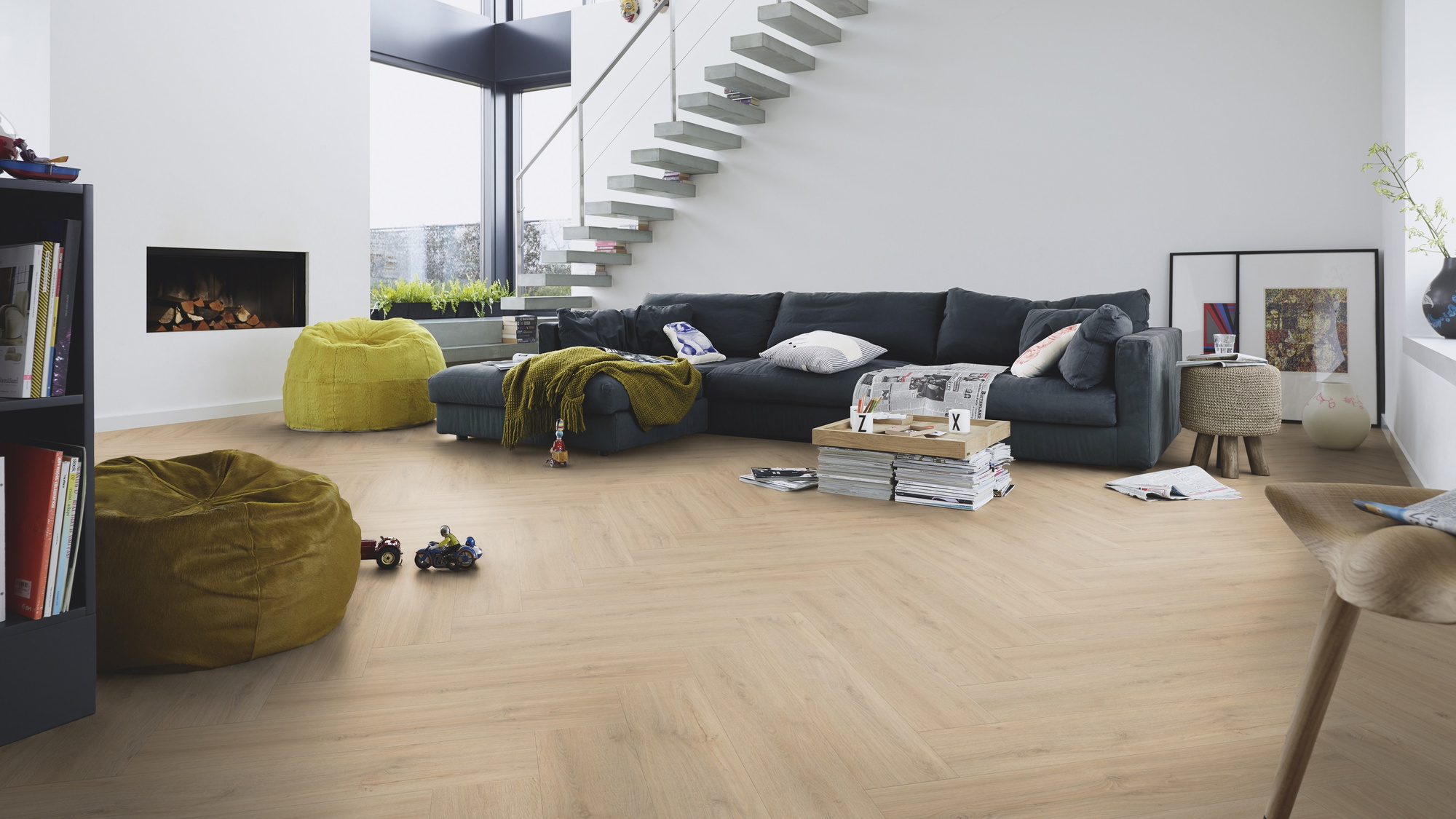 Milieubild Modernes Wohnzimmer mit Kamin - MEISTER Laminat LS 350 Felseneiche sand Milieubild Modernes Wohnzimmer mit Kamin - MEISTER 600001-0840168-07122