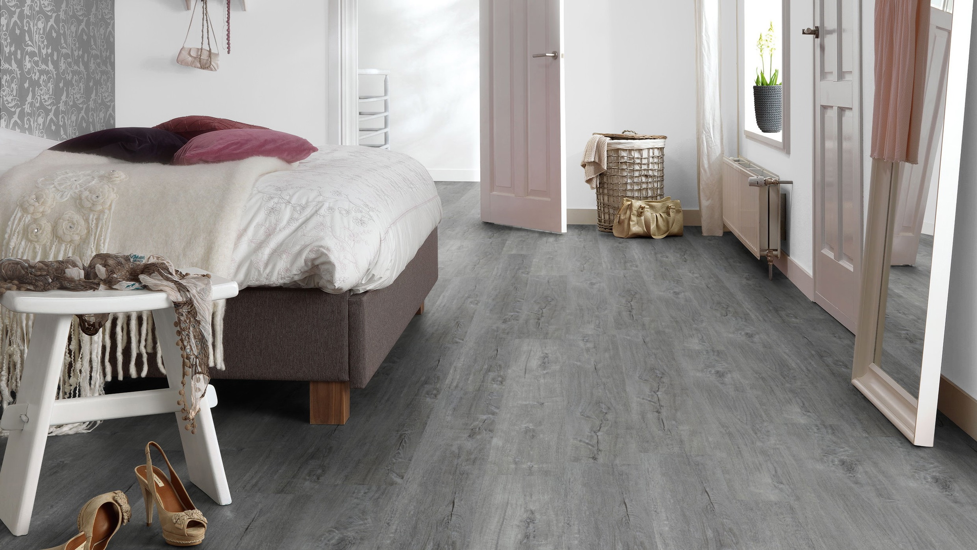 Milieubild Schlafzimmer mit Hocker - Forbo Flooring Klebe-Vinyl Enduro Dryback Wood Anthracite Timber Milieubild Schlafzimmer mit Hocker - Forbo Flooring 217626