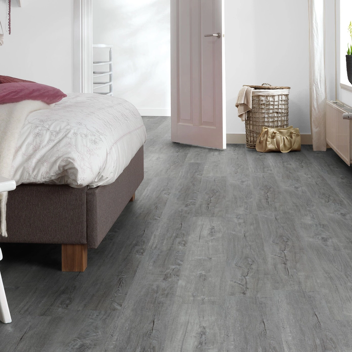 Milieubild Schlafzimmer mit Hocker - Forbo Flooring Klebe-Vinyl Enduro Dryback Wood Anthracite Timber Milieubild Schlafzimmer mit Hocker - Forbo Flooring 217626