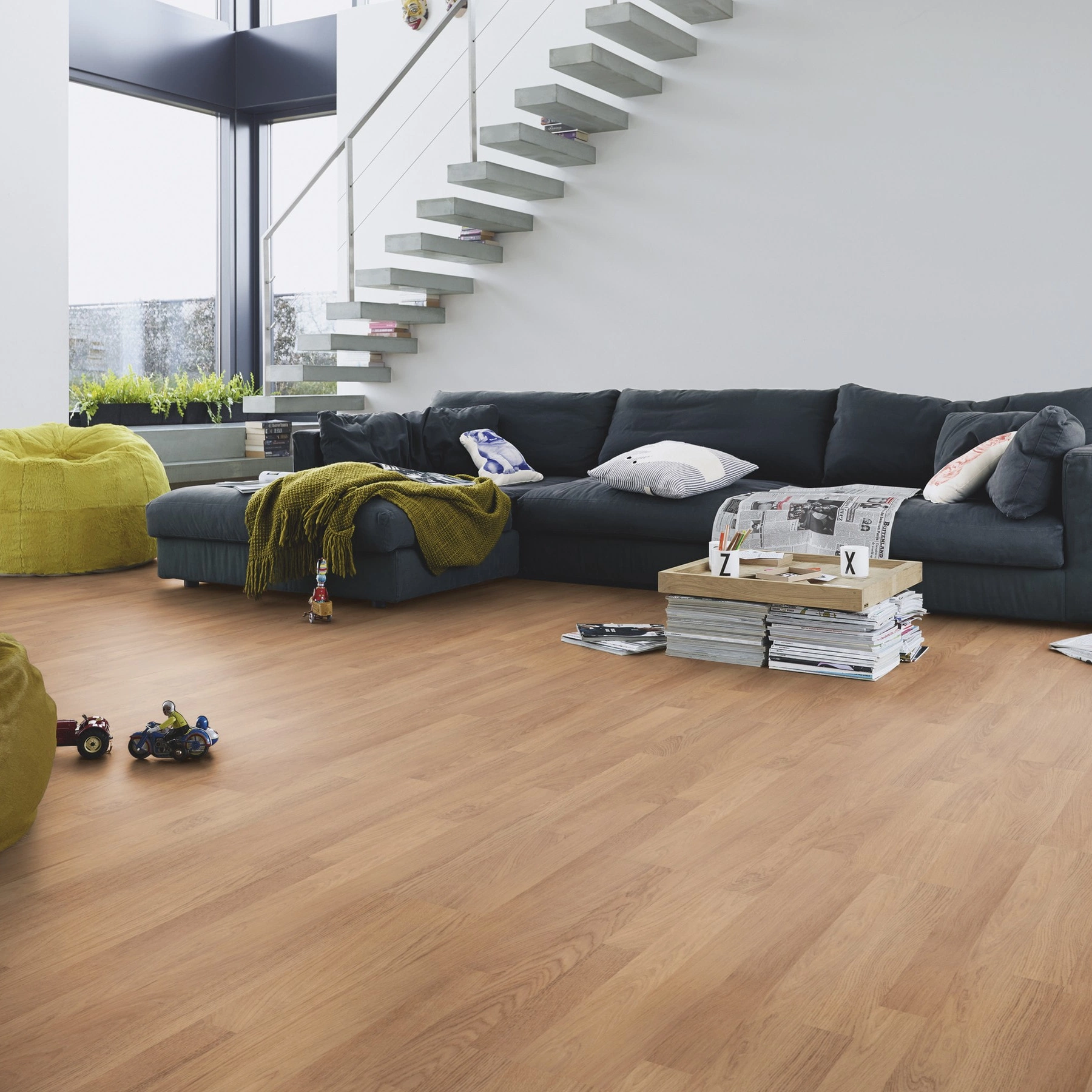 Milieubild Modernes Wohnzimmer mit Kamin - MEISTER Laminat LC 55 Eiche natur Milieubild Modernes Wohnzimmer mit Kamin - MEISTER 600012-1288198-06067
