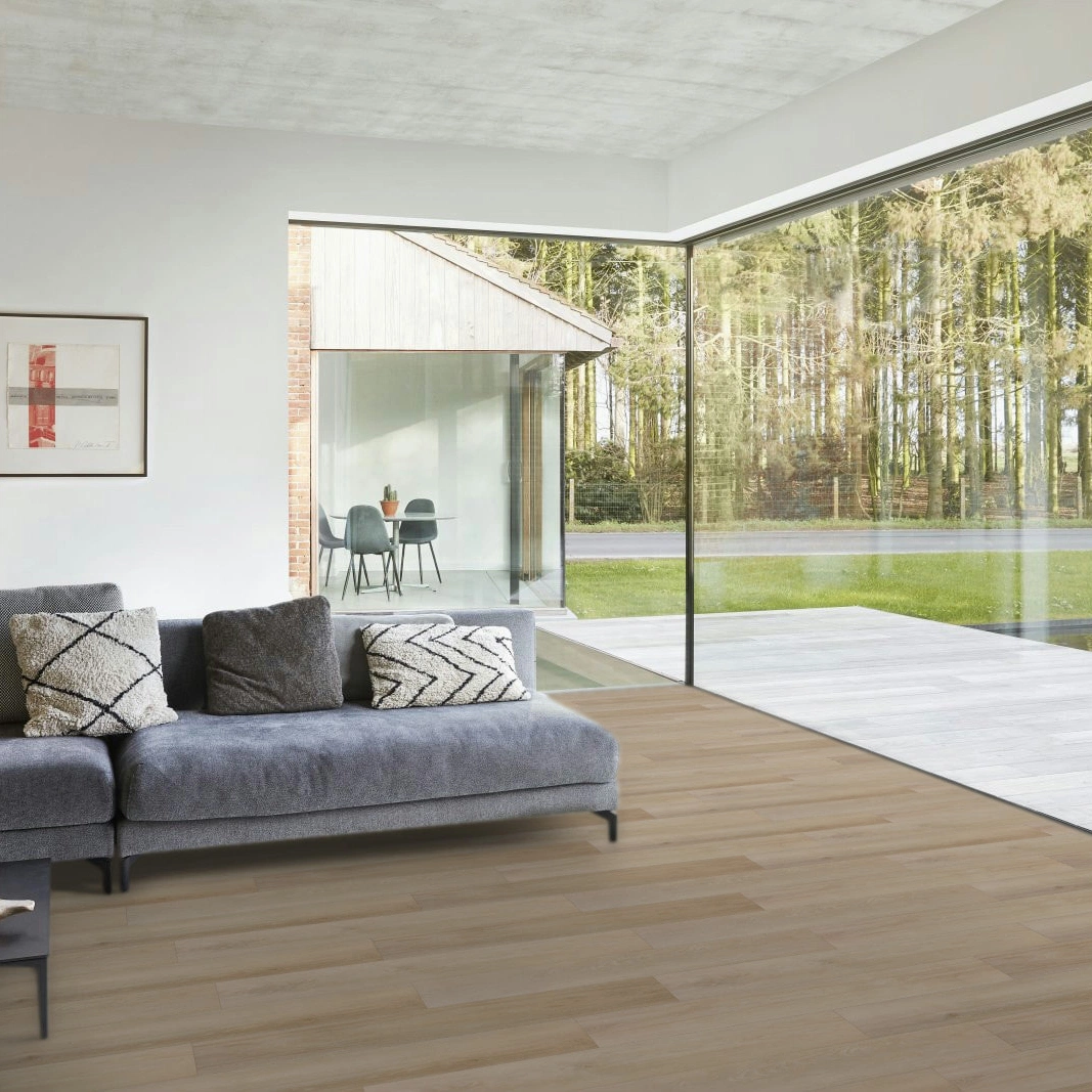 Milieubild Modernes Wohnzimmer mit Fensterfront - BerryAlloc Klebe-Vinyl Zenn Gluedown 30 Sorrento Milieubild Modernes Wohnzimmer mit Fensterfront - BerryAlloc 60002217