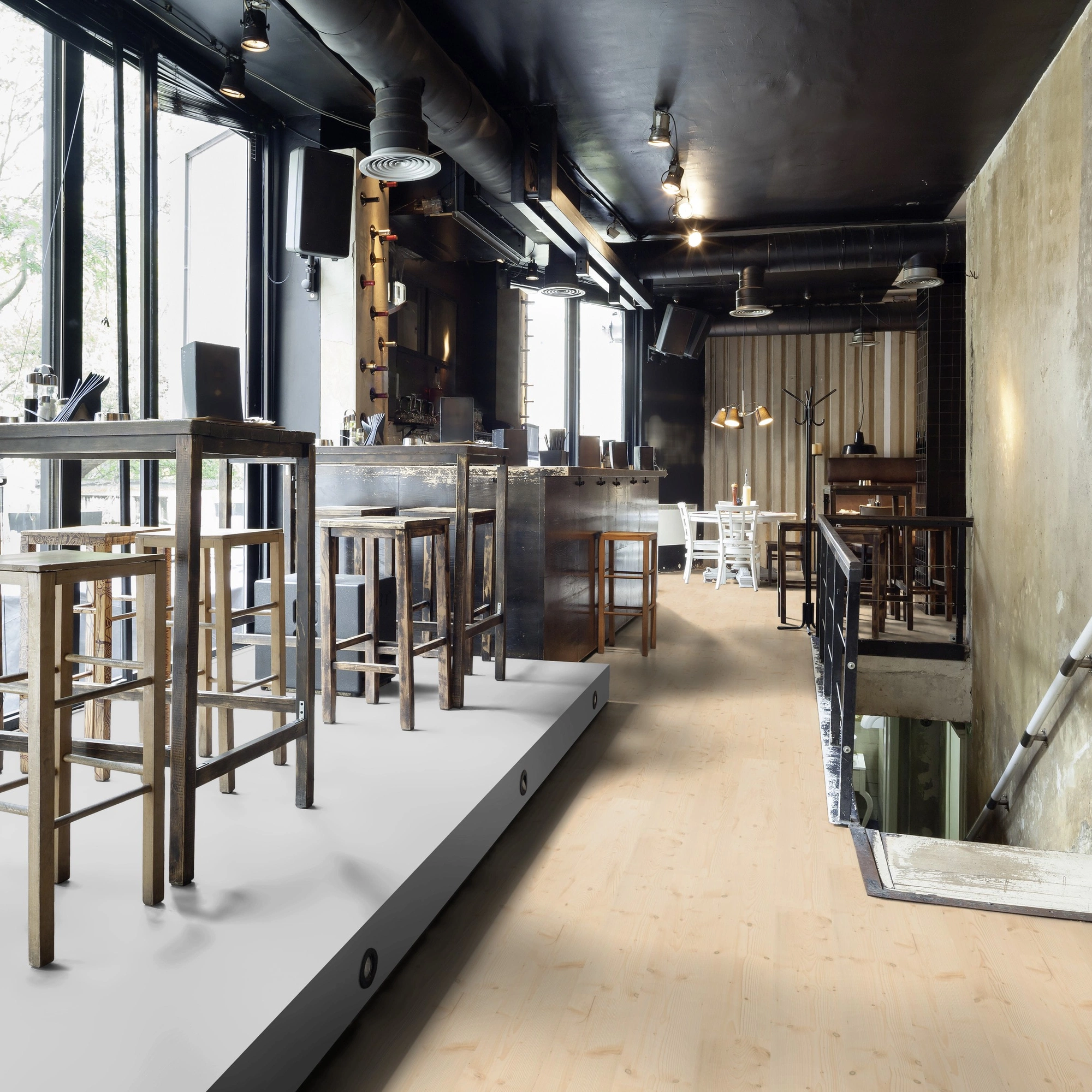 Milieubild Restaurant - Bar mit Tischen und Hockern - wineo Klebe-Bioboden PURLINE wineo 1000 wood L Natural Pine Beach Milieubild Restaurant - Bar mit Tischen und Hockern - wineo PL297R