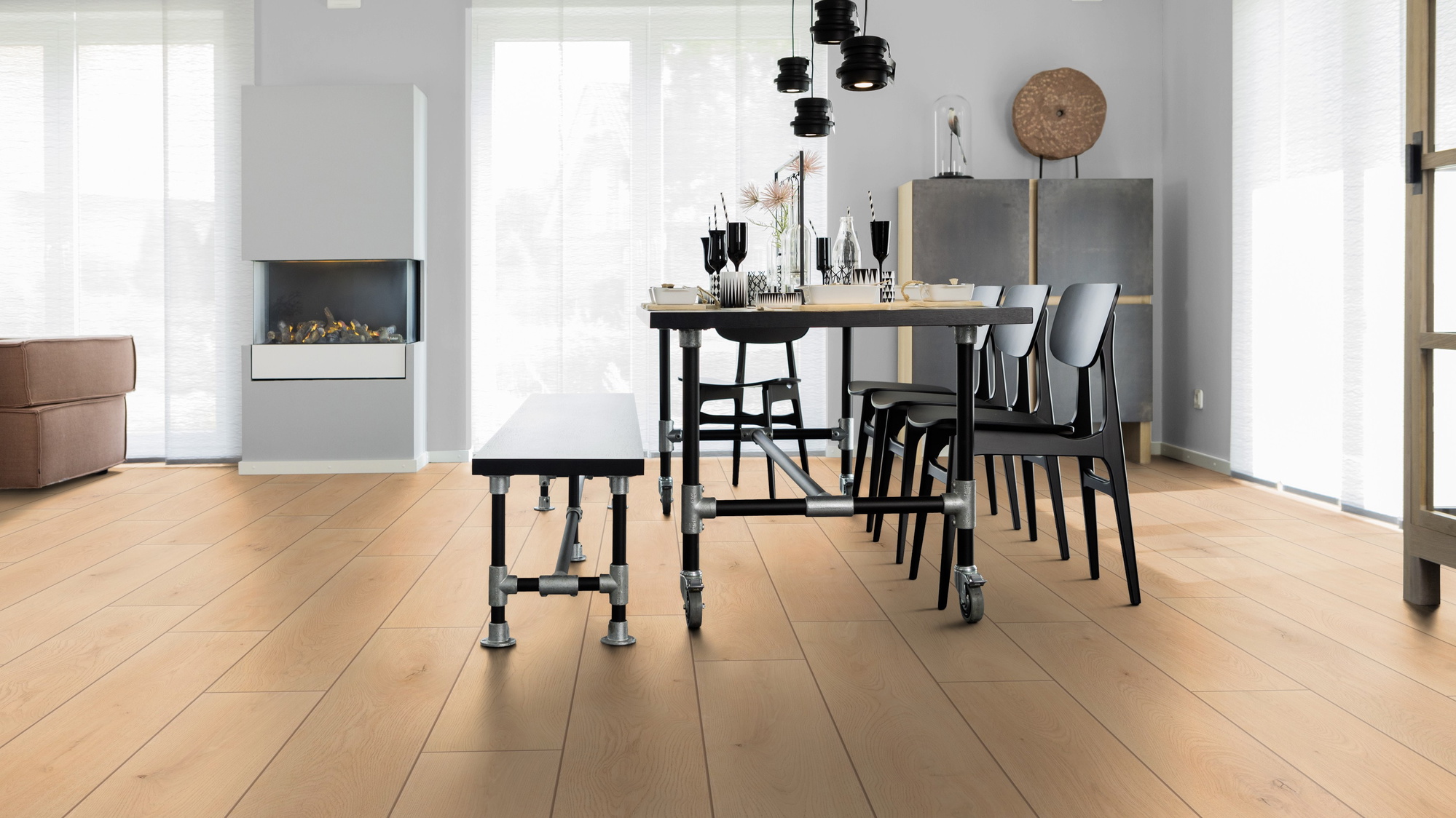 Milieubild Esszimmer mit Kamin - wineo Klebe-Bioboden PURLINE wineo 1000 wood XL Noble Oak Vanilla Milieubild Esszimmer mit Kamin - wineo PL310R