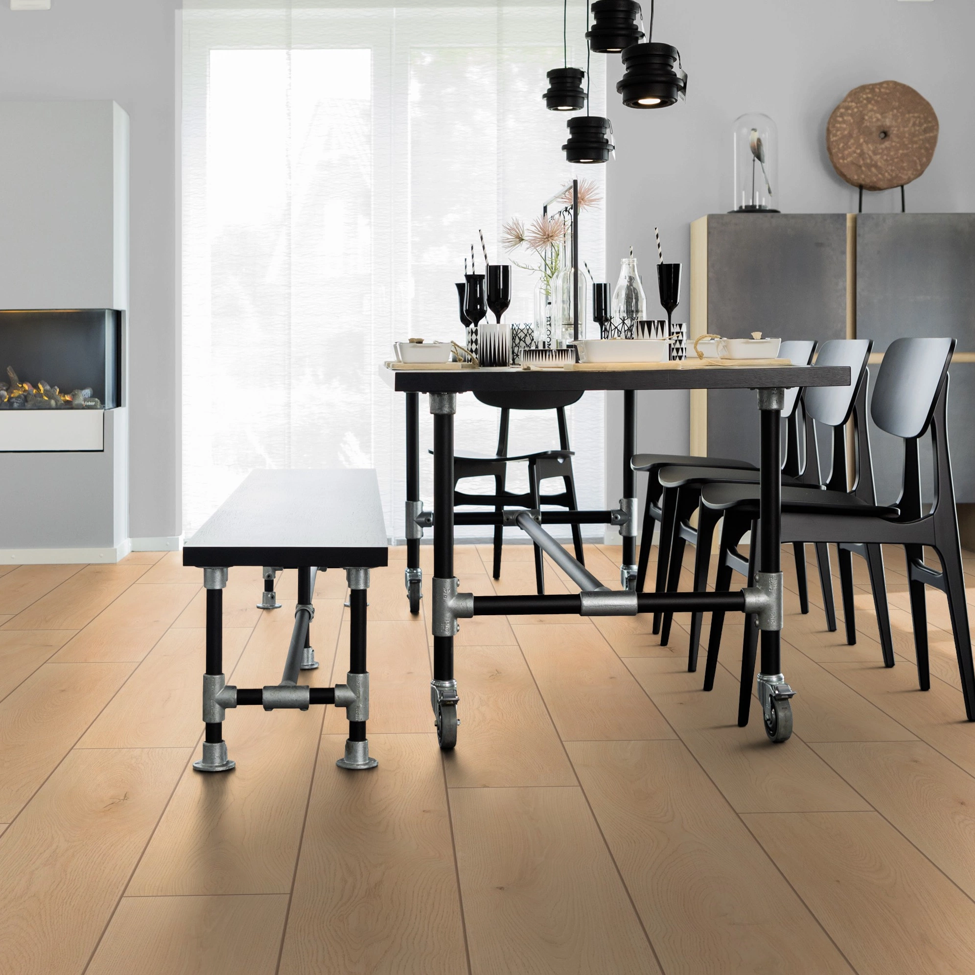 Milieubild Esszimmer mit Kamin - wineo Klebe-Bioboden PURLINE wineo 1000 wood XL Noble Oak Vanilla Milieubild Esszimmer mit Kamin - wineo PL310R