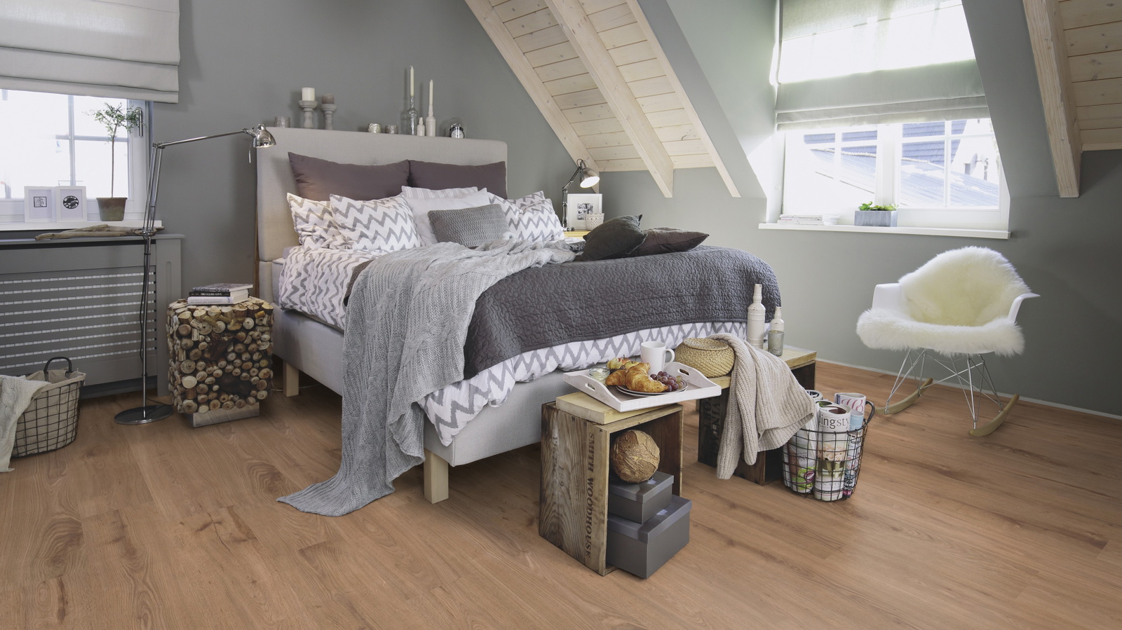 Milieubild Schlafzimmer im modernen Dachgeschoss - wineo PL301R