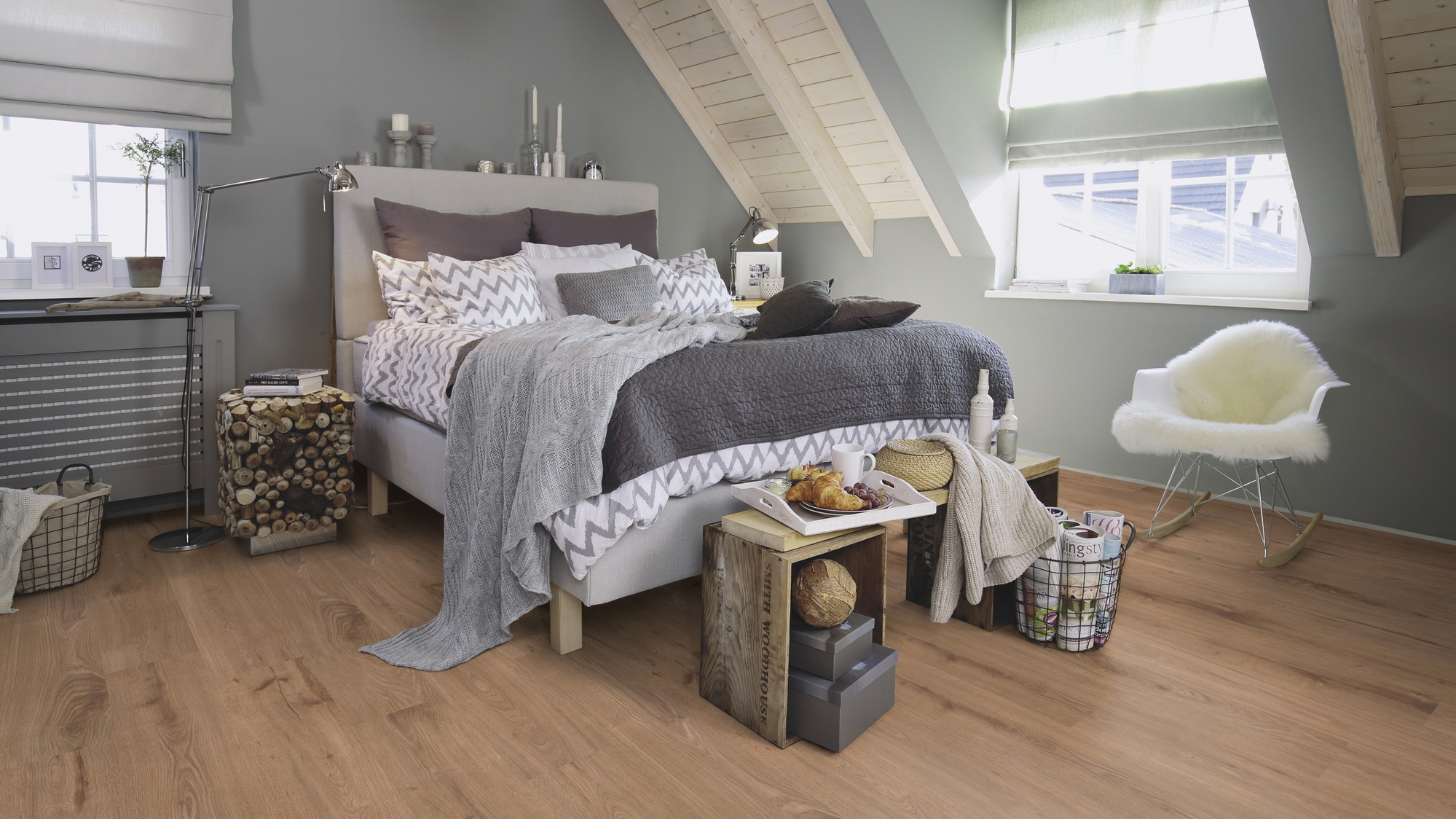 Milieubild Schlafzimmer im modernen Dachgeschoss - wineo PL301R