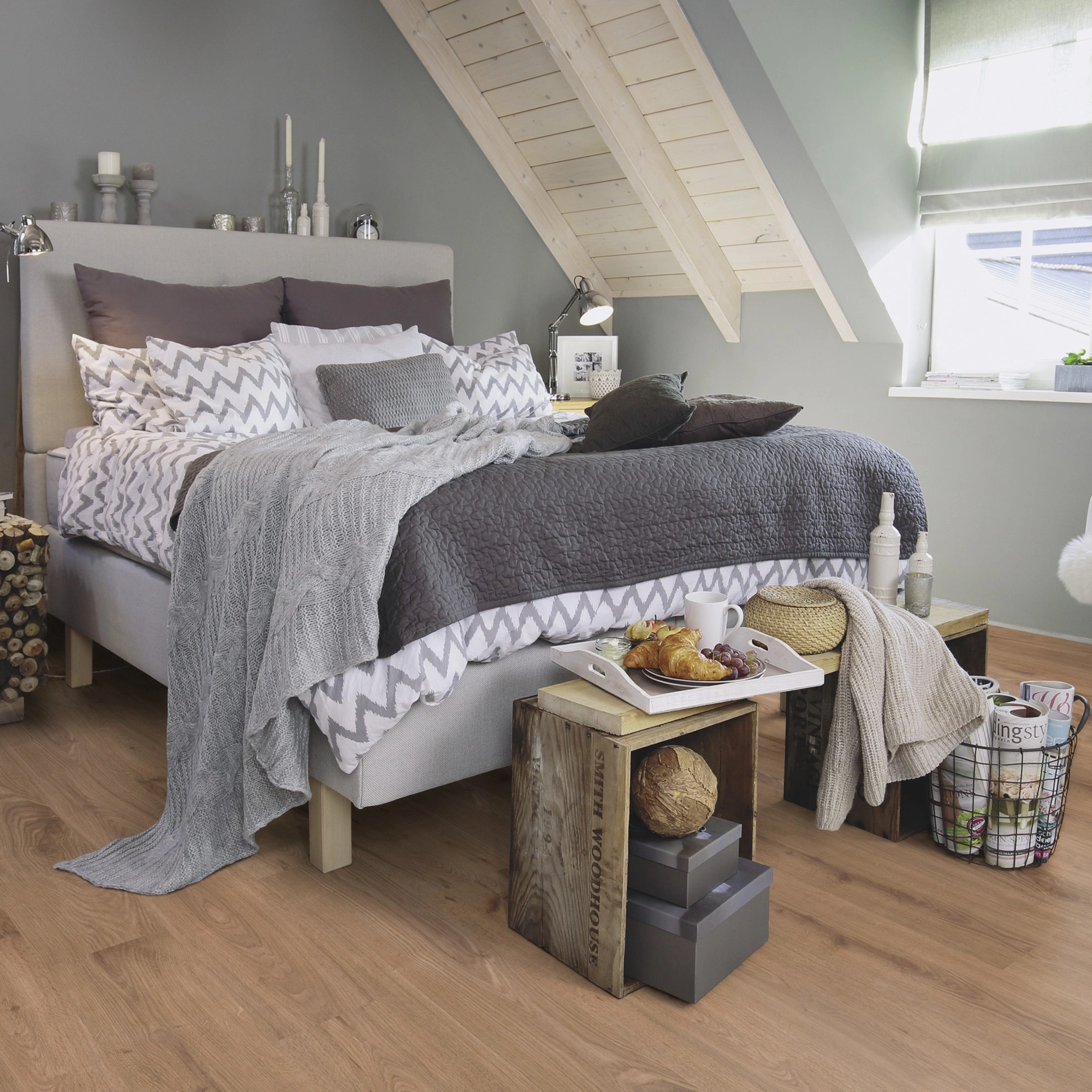 Milieubild Schlafzimmer im modernen Dachgeschoss - wineo Klebe-Bioboden PURLINE wineo 1000 wood L Strong Oak Cinnamon Milieubild Schlafzimmer im modernen Dachgeschoss - wineo PL301R