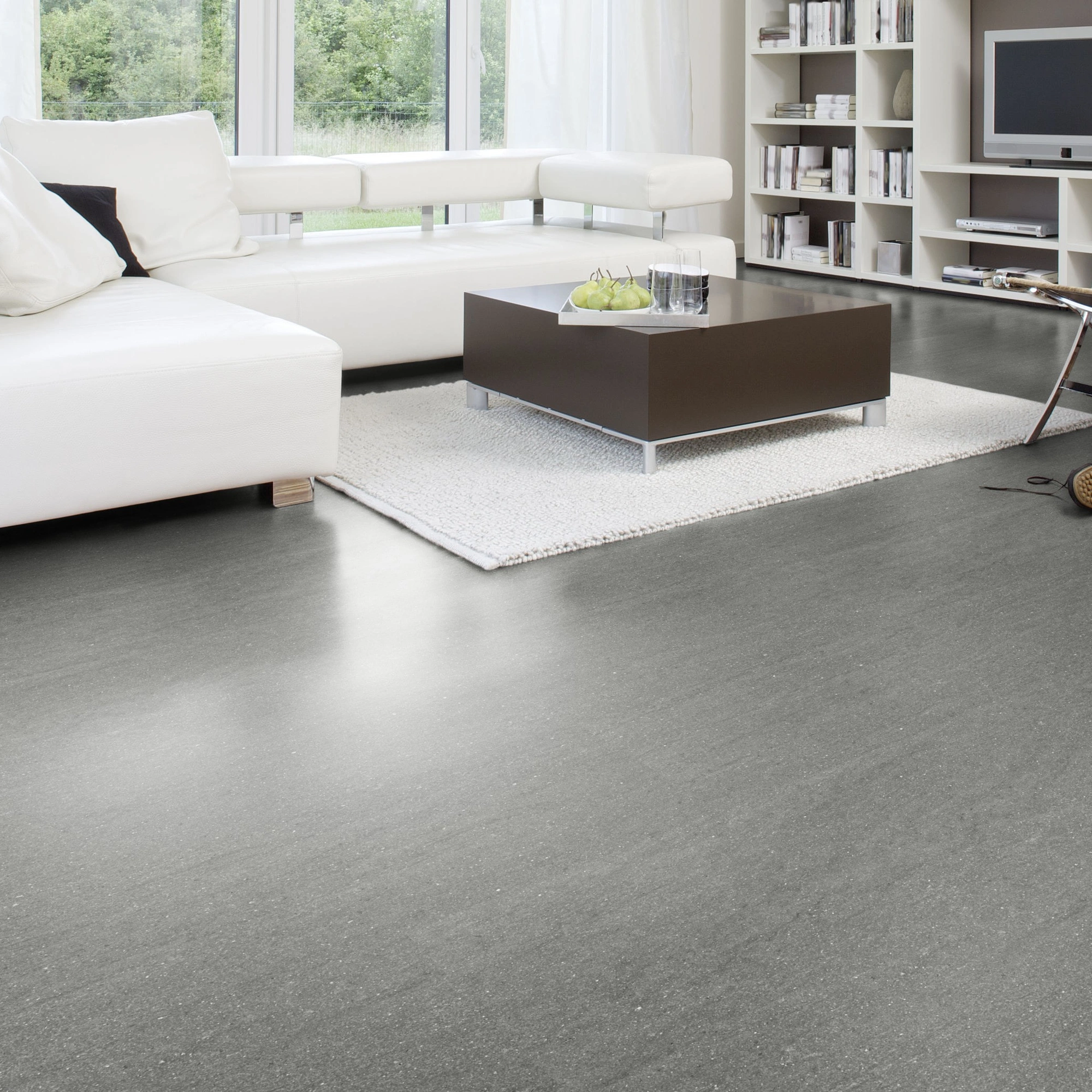 Milieubild Modernes Wohnzimmer mit Wohnlandschaft - Wicanders Wise HDF Klick-Designboden stone Natural Basaltina Stone Grey Milieubild Modernes Wohnzimmer mit Wohnlandschaft - Wicanders Wise 80003899