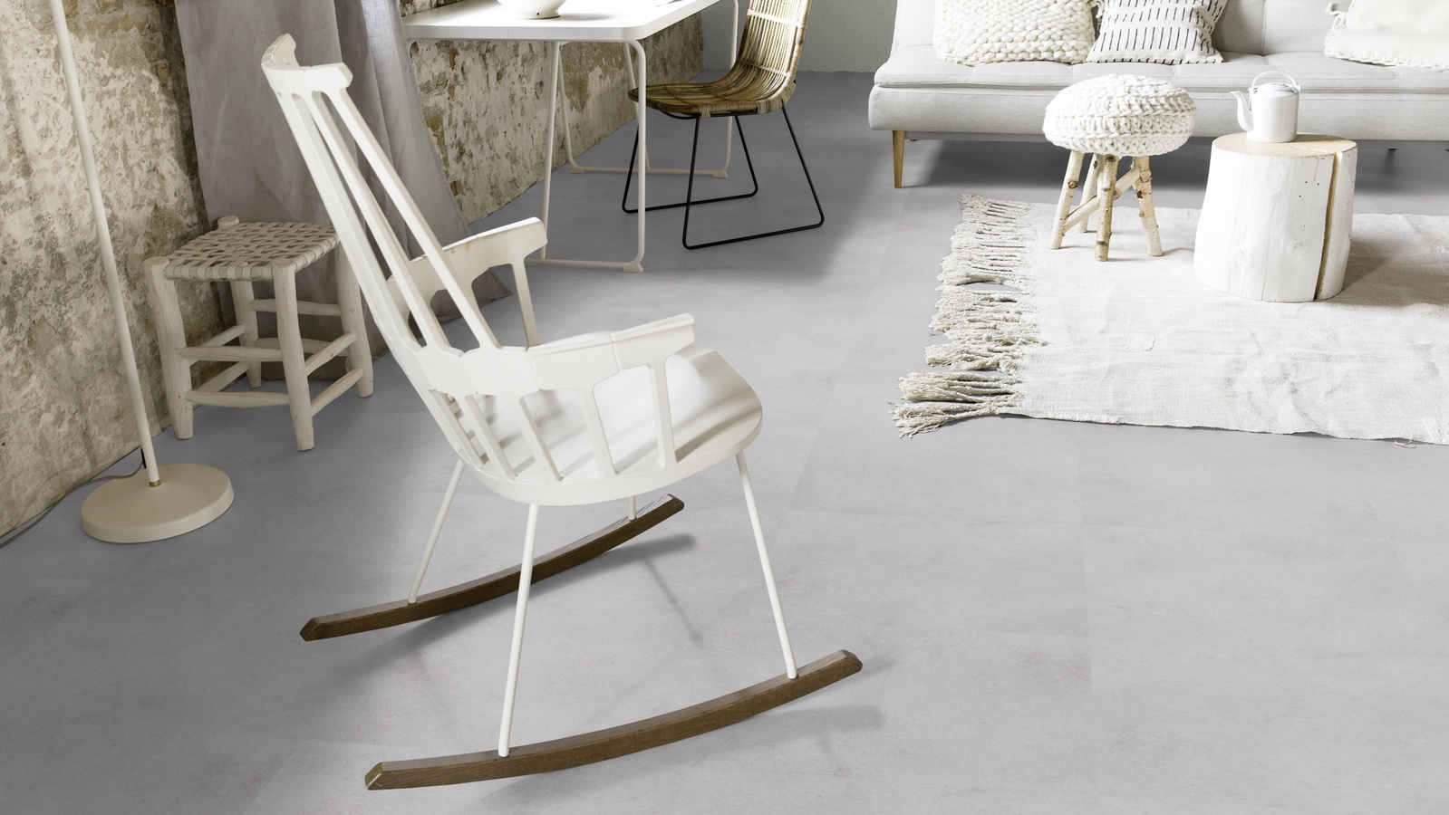 Milieubild Wohnzimmer mit Schaukelstuhl im skandinavischen Stil - Forbo Flooring 243649
