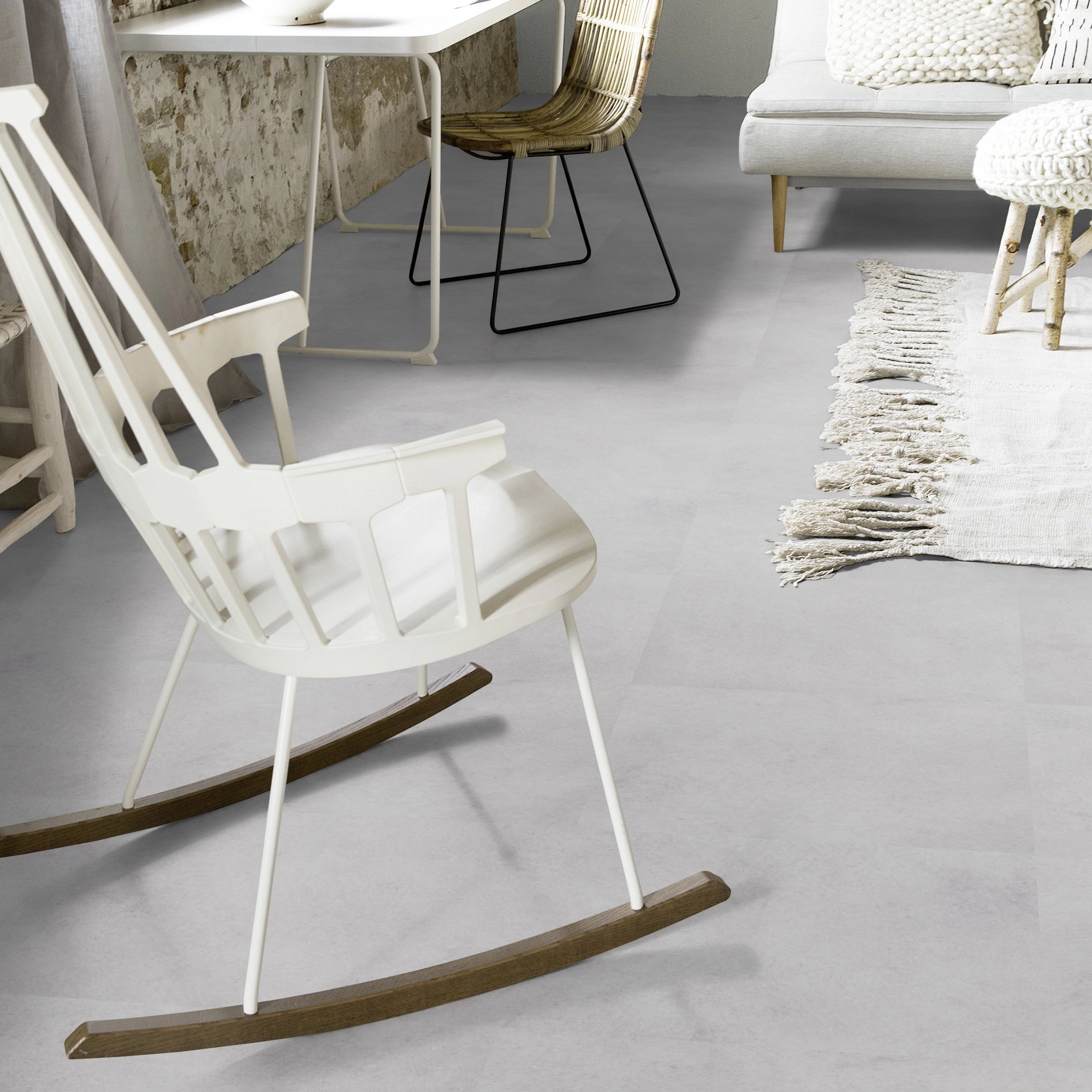 Milieubild Wohnzimmer mit Schaukelstuhl im skandinavischen Stil - Forbo Flooring Klebe-Vinyl Allura Dryback 0.55 Material Light Cement Milieubild Wohnzimmer mit Schaukelstuhl im skandinavischen Stil - Forbo Flooring 243649