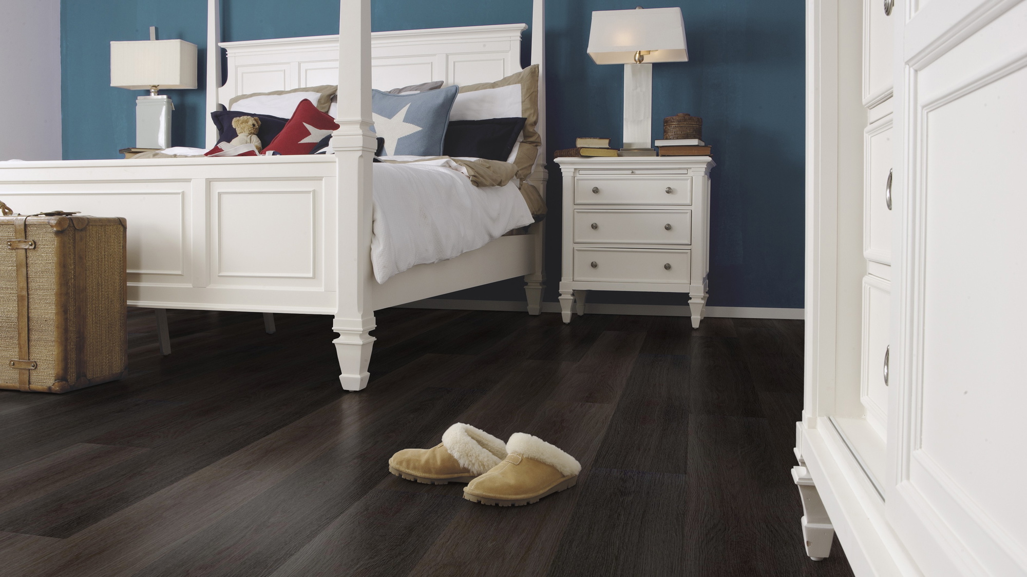 Milieubild Schlafzimmer im Landhaus-Stil - wineo HDF Klick-Bioboden PURLINE wineo 1000 wood L Soft Oak Pepper Milieubild Schlafzimmer im Landhaus-Stil - wineo MLP304R