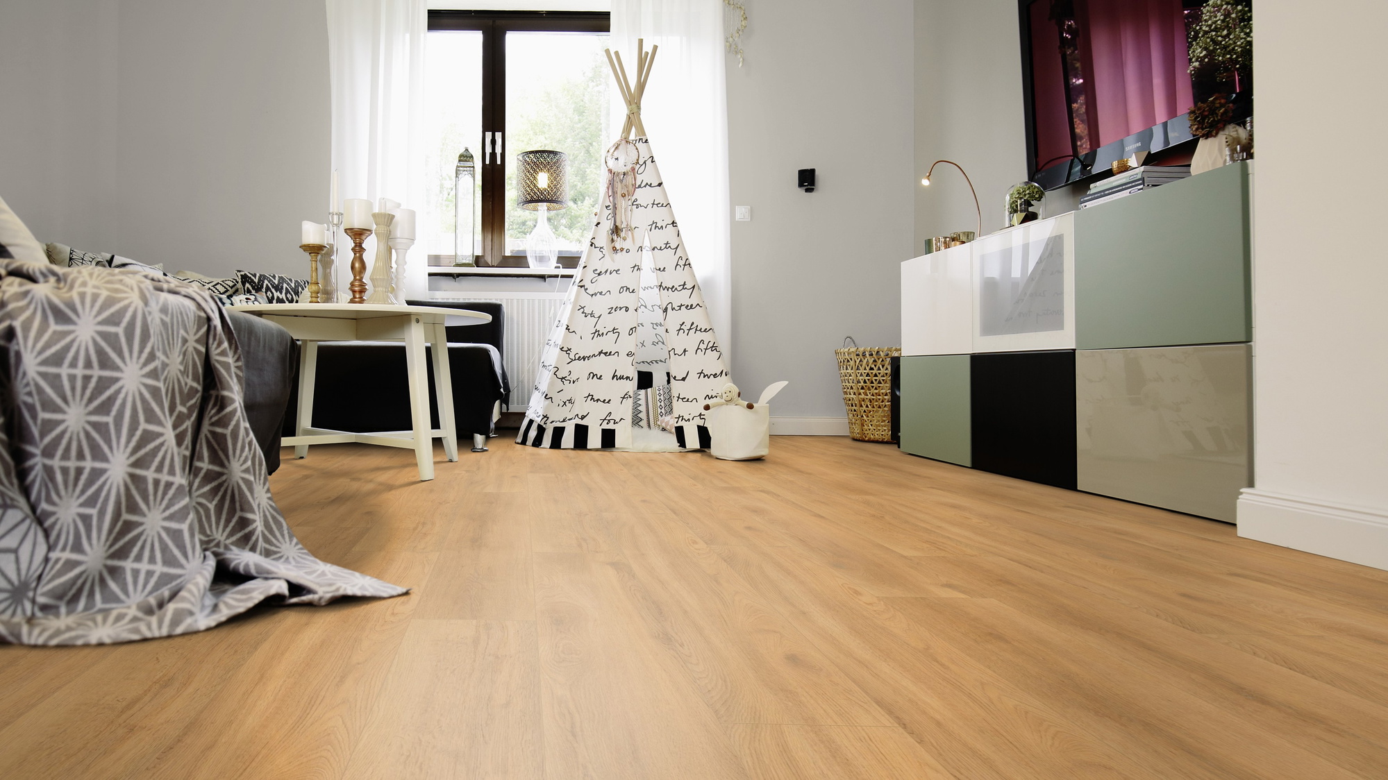 Milieubild Wohnzimmer mit Sideboard und Fernseher - wineo PL270R