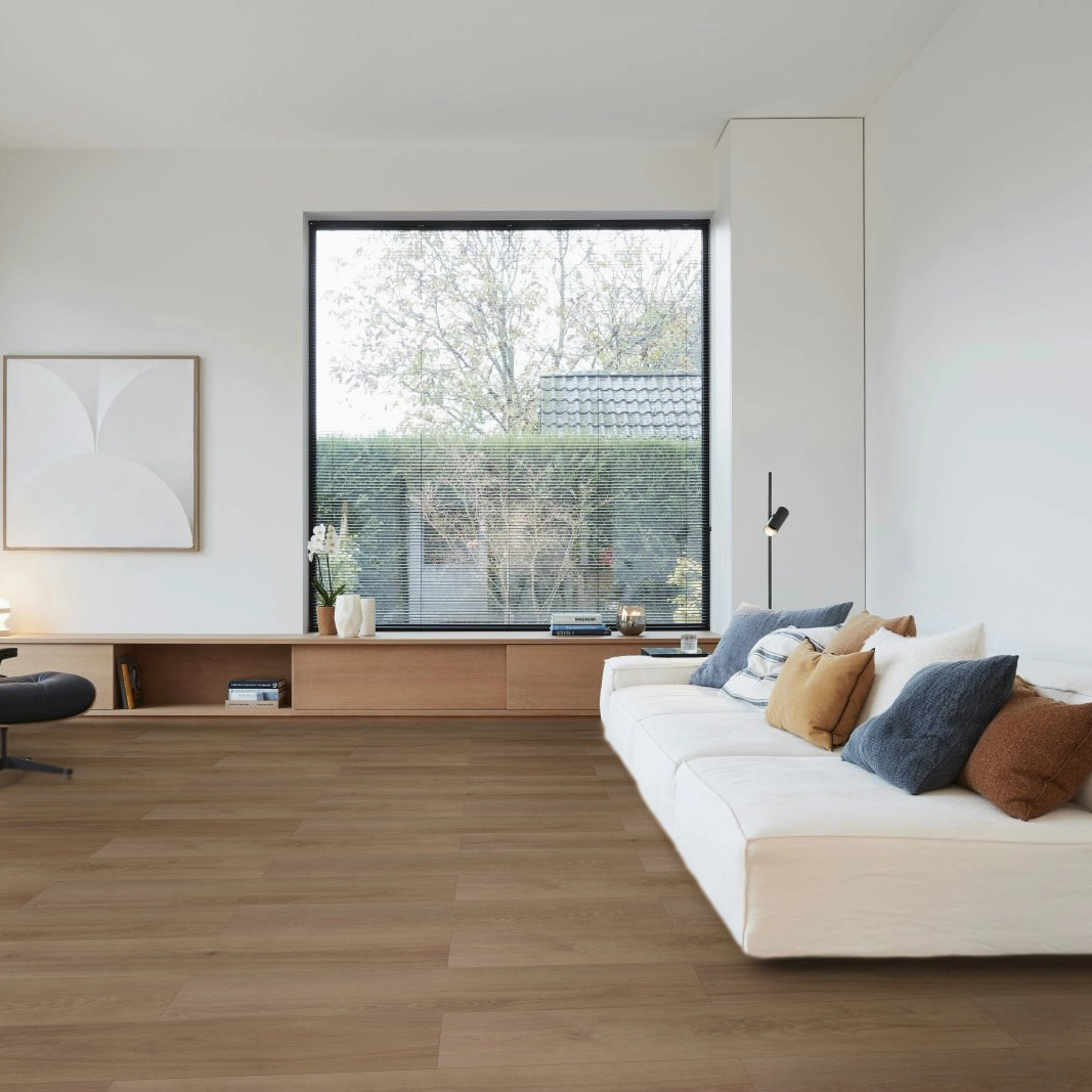 Milieubild Großräumiges Wohnzimmer mit Couch - BerryAlloc Klebe-Vinyl Zenn Gluedown 30 Monsanto Milieubild Großräumiges Wohnzimmer mit Couch - BerryAlloc 60002218