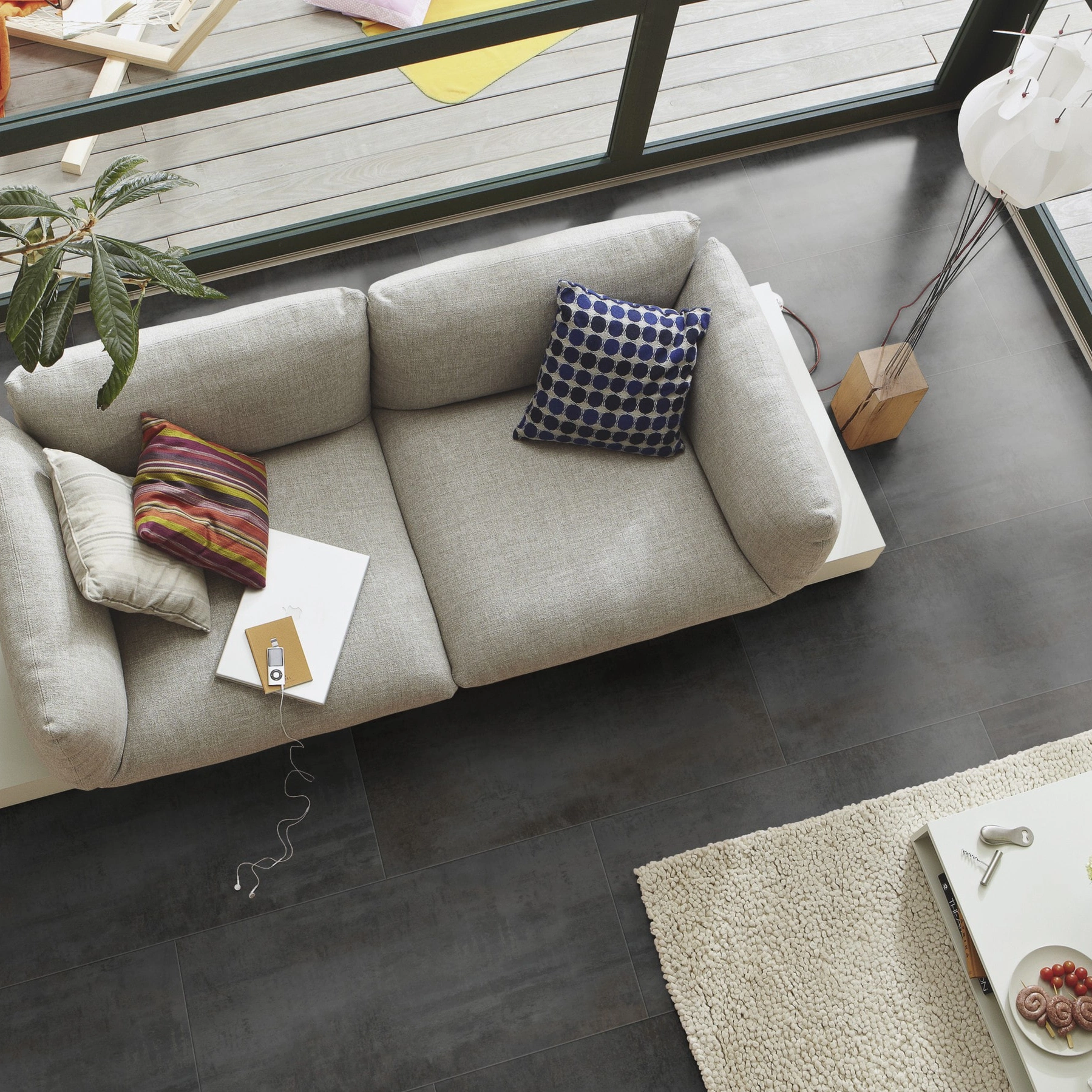 Milieubild Wohnzimmer im Wintergarten - Blick von oben - MEISTER Laminat LB 150 Copper Iron Milieubild Wohnzimmer im Wintergarten - Blick von oben - MEISTER 600003-0857398-06857