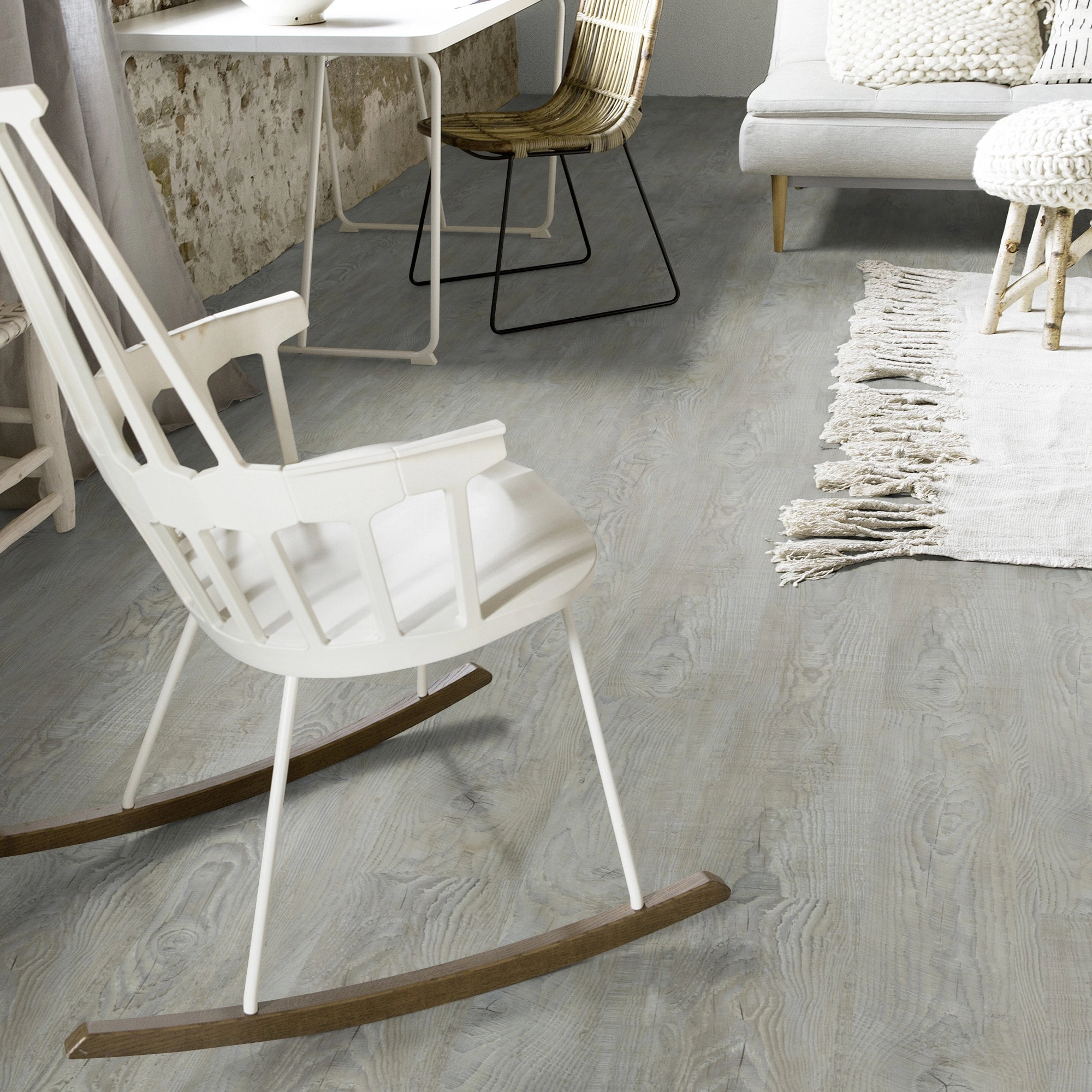 Milieubild Wohnzimmer mit Schaukelstuhl im skandinavischen Stil - Forbo Flooring Klebe-Vinyl Enduro Dryback Wood Steamed Pine Milieubild Wohnzimmer mit Schaukelstuhl im skandinavischen Stil - Forbo Flooring 217636