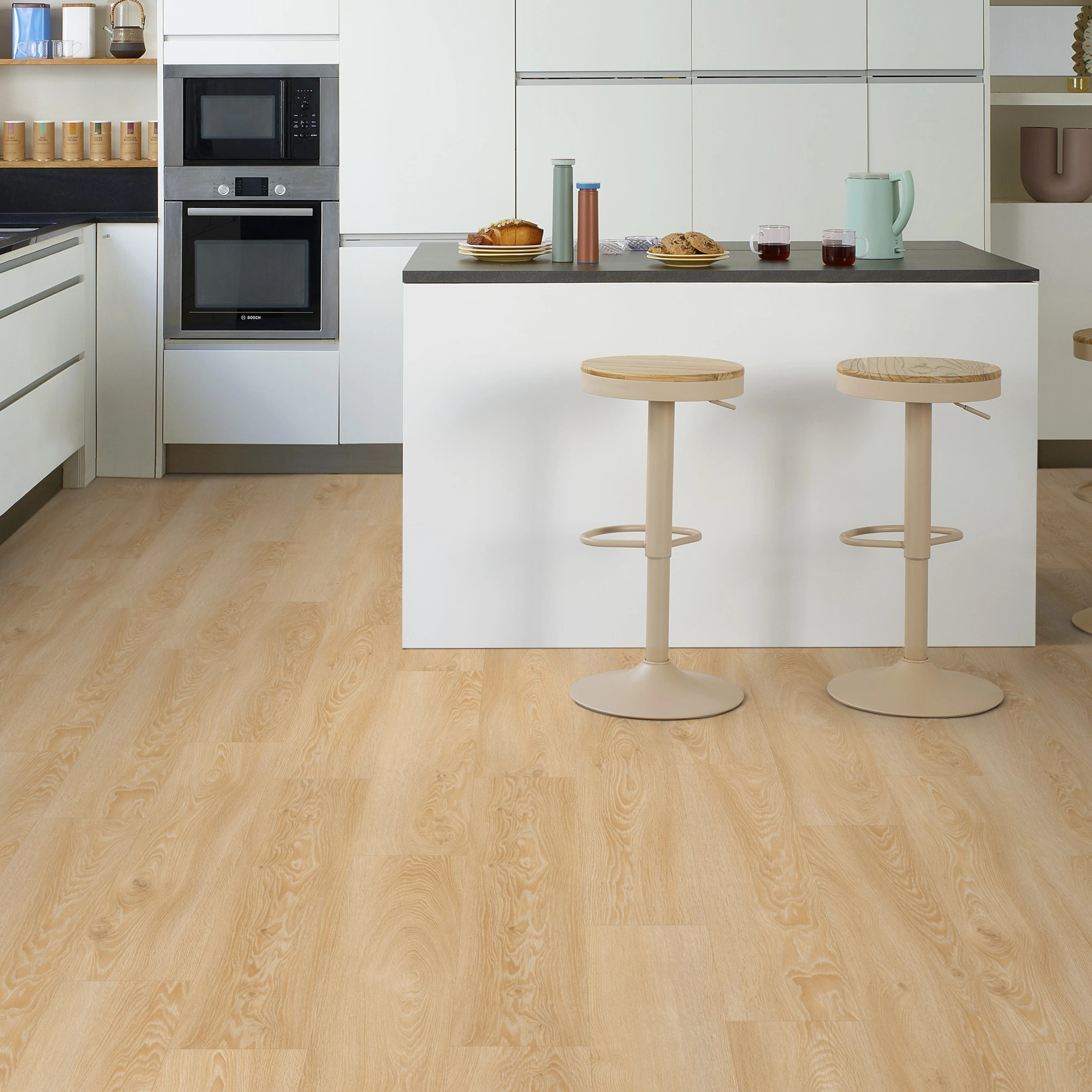 Milieubild Moderne Küche mit Küchenblock - Tarkett Klebe-Vinyl Essence 55 Cool Oak Classical Milieubild Moderne Küche mit Küchenblock - Tarkett 260053001