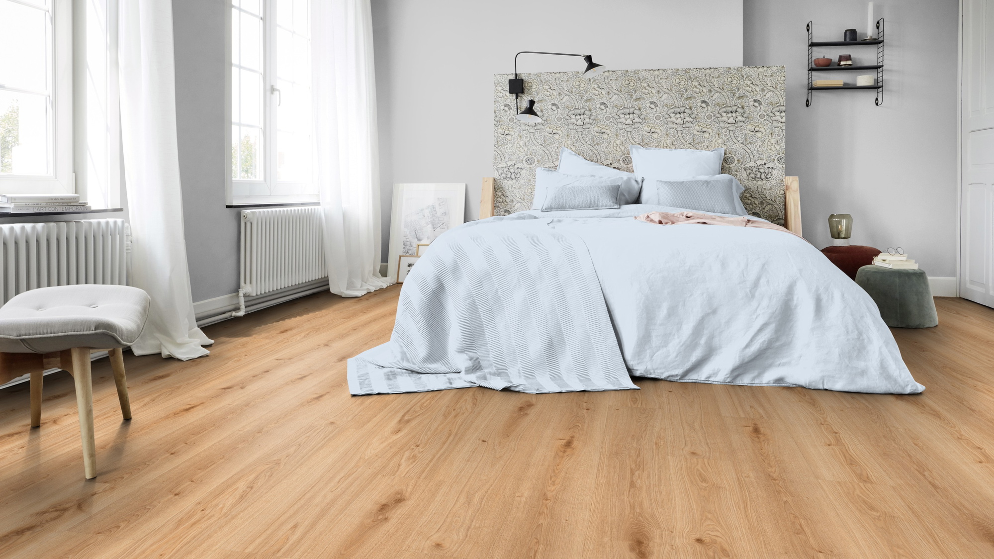 Milieubild Schlafzimmer in Stadtwohnung - Tarkett Rigid Klick-Vinyl Essence Rigid 55 Primary Oak Light Brown Milieubild Schlafzimmer in Stadtwohnung - Tarkett 260030005