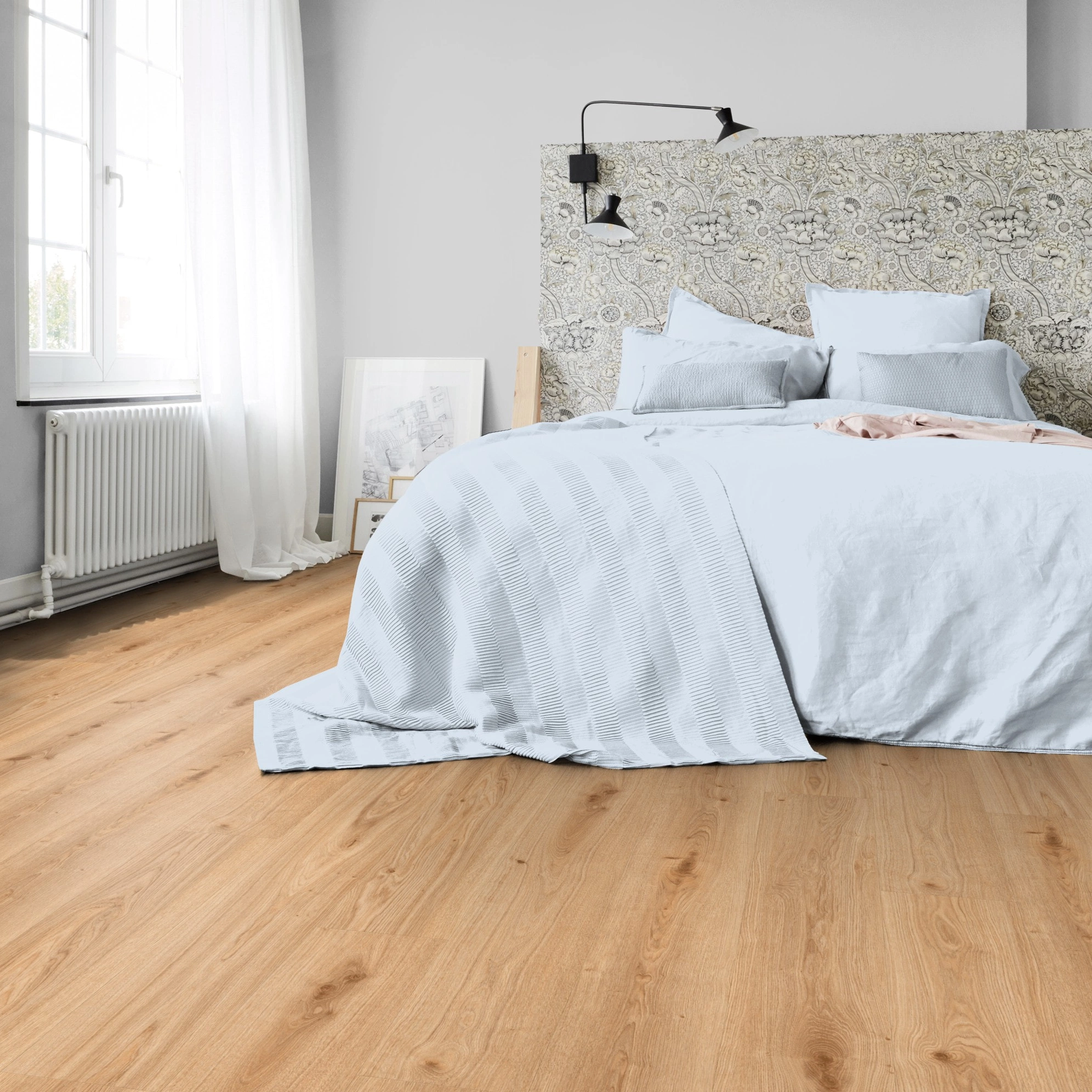 Milieubild Schlafzimmer in Stadtwohnung - Tarkett Rigid Klick-Vinyl Essence Rigid 55 Primary Oak Light Brown Milieubild Schlafzimmer in Stadtwohnung - Tarkett 260030005