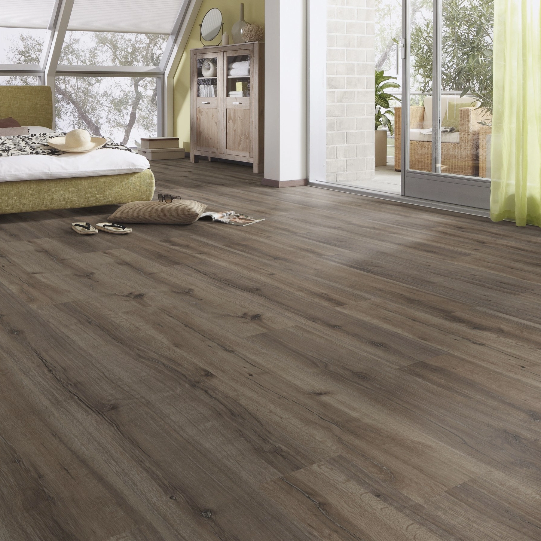 Milieubild Schlafzimmer im modernen Dachgeschoss - MEISTER Laminat LC 55 Grey Oak Milieubild Schlafzimmer im modernen Dachgeschoss - MEISTER 600012-1288198-06671