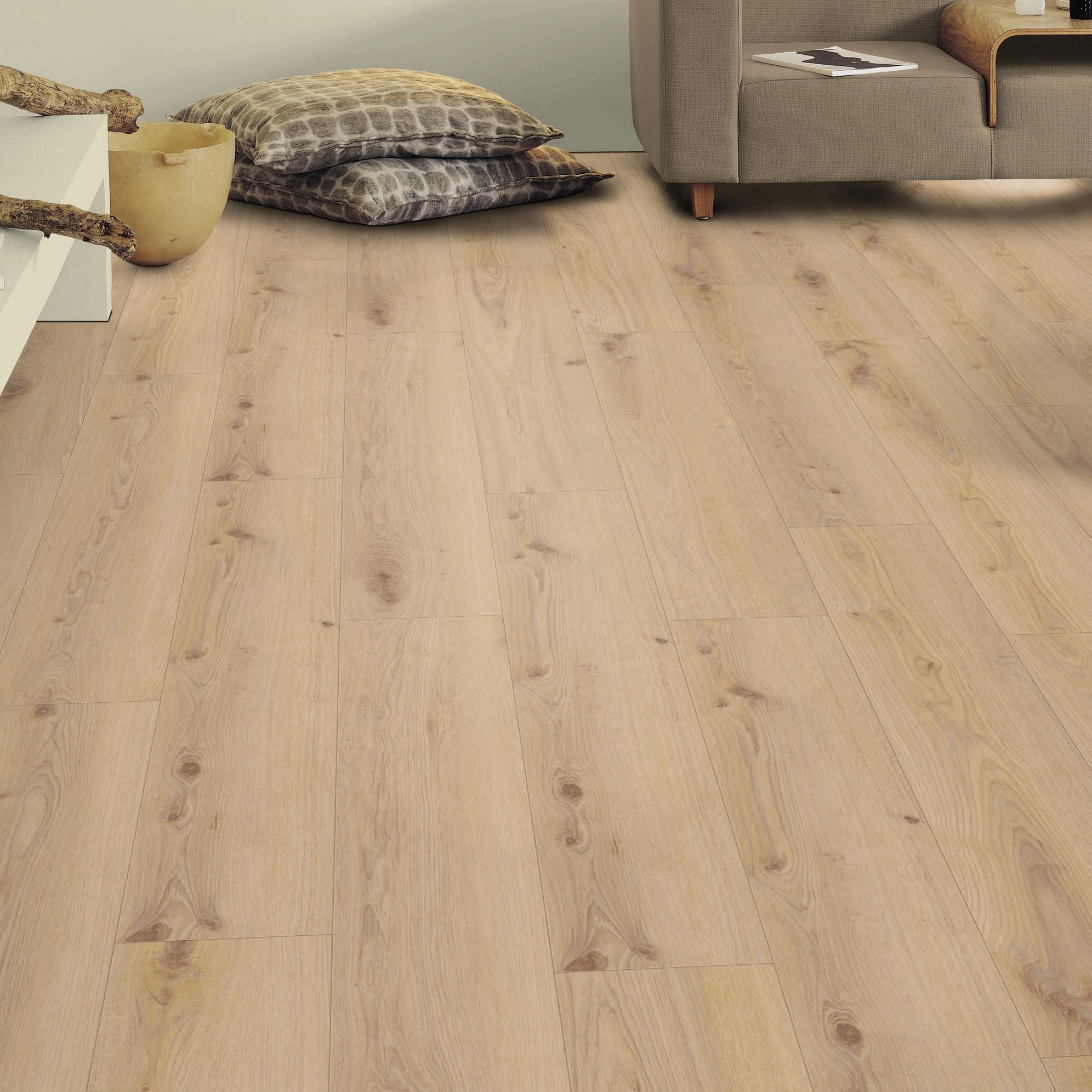 Milieubild Wohnzimmer mit Sideboard - Tarkett Klebe-Vinyl Essence 30 Primary Oak Beige Milieubild Wohnzimmer mit Sideboard - Tarkett 260055003
