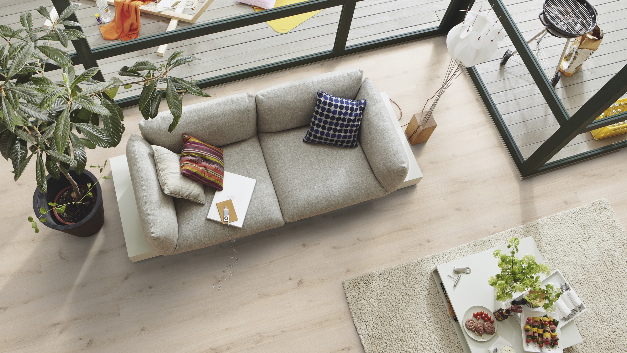 Milieubild Wohnzimmer im Wintergarten - Blick von oben - MEISTER Laminat LC 150 Turmeiche cremeweiß Milieubild Wohnzimmer im Wintergarten - Blick von oben - MEISTER 600014-1288198-07119