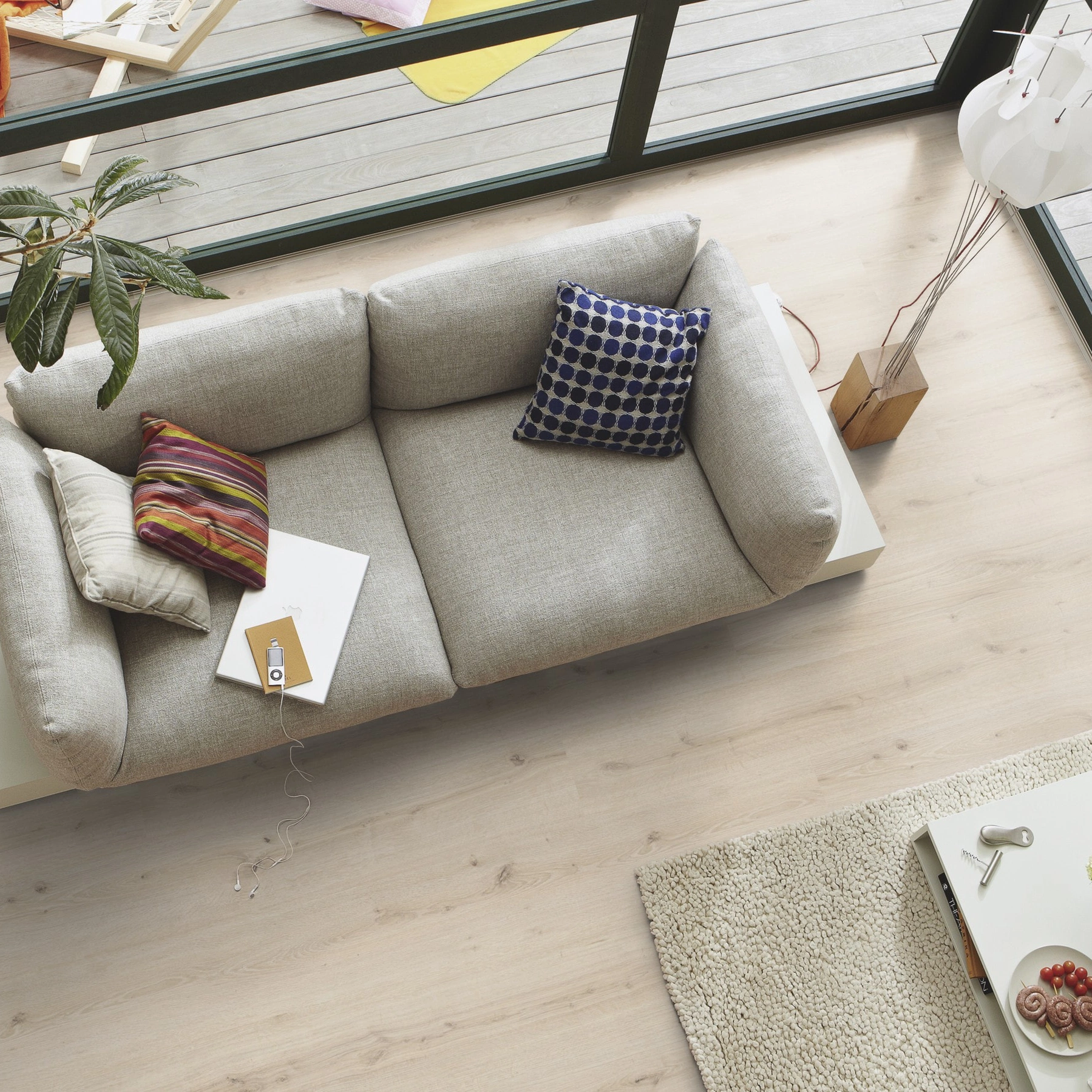 Milieubild Wohnzimmer im Wintergarten - Blick von oben - MEISTER Laminat LC 150 Turmeiche cremeweiß Milieubild Wohnzimmer im Wintergarten - Blick von oben - MEISTER 600014-1288198-07119
