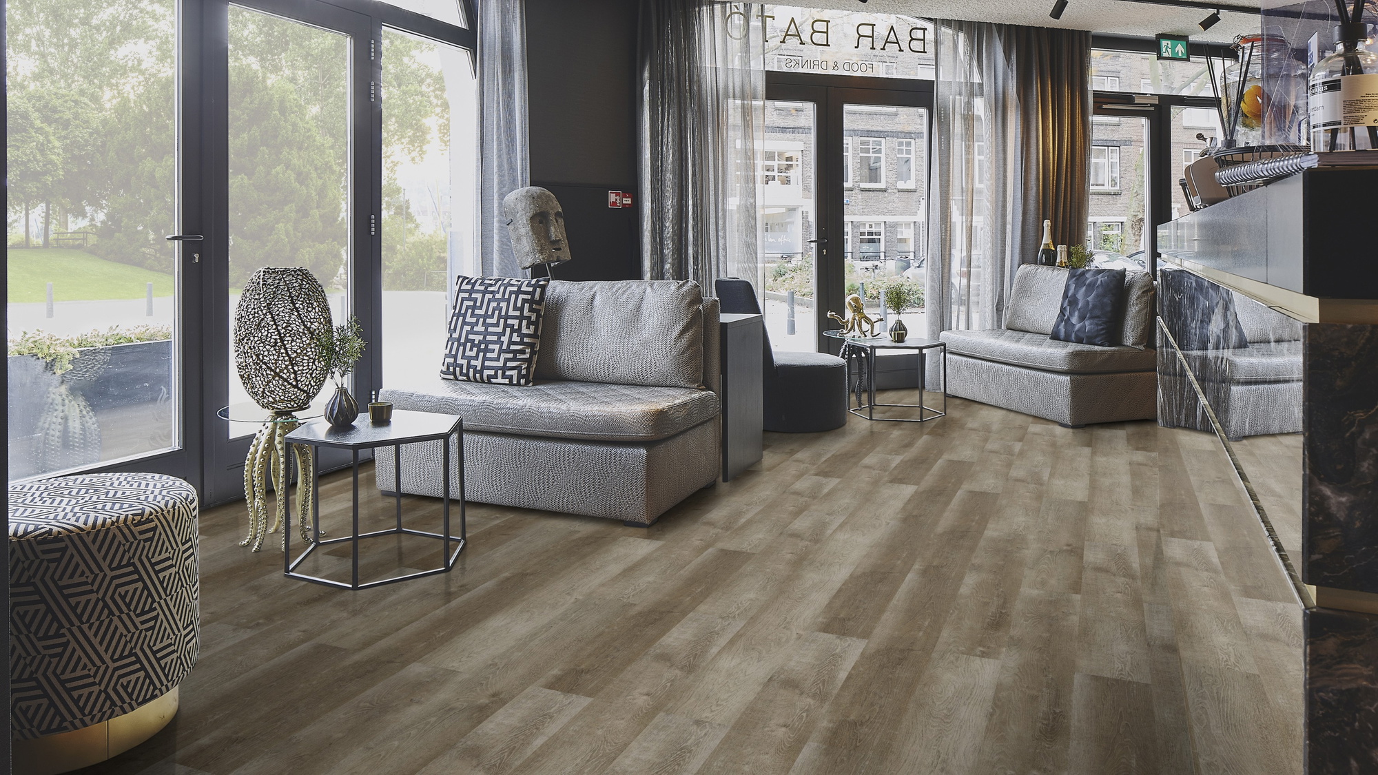 Milieubild Lounge in Hotelbar - Forbo Flooring Klebe-Vinyl Enduro Dryback Wood Natural Grey Oak Milieubild Lounge in Hotelbar - Forbo Flooring 217632