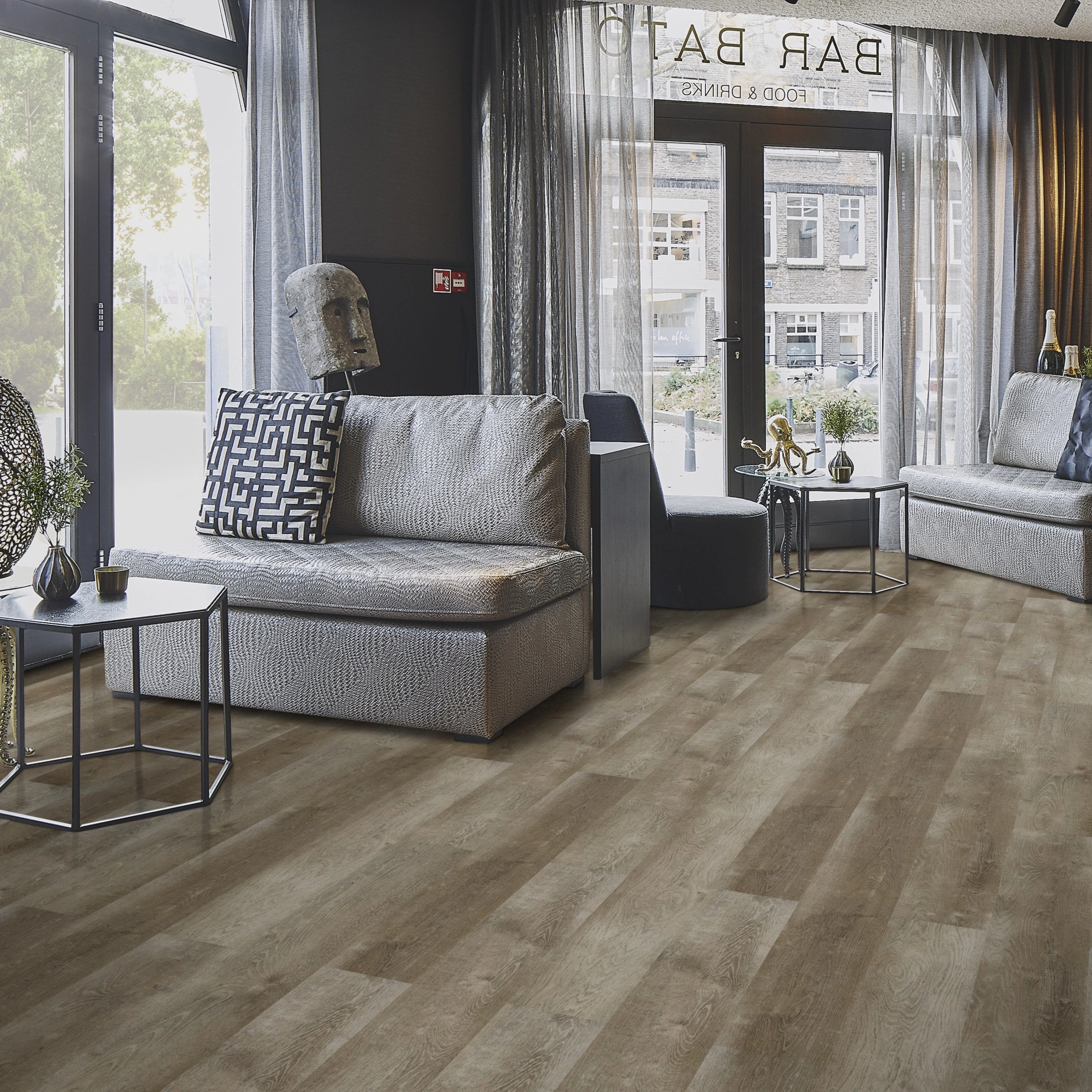 Milieubild Lounge in Hotelbar - Forbo Flooring Klebe-Vinyl Enduro Dryback Wood Natural Grey Oak Milieubild Lounge in Hotelbar - Forbo Flooring 217632