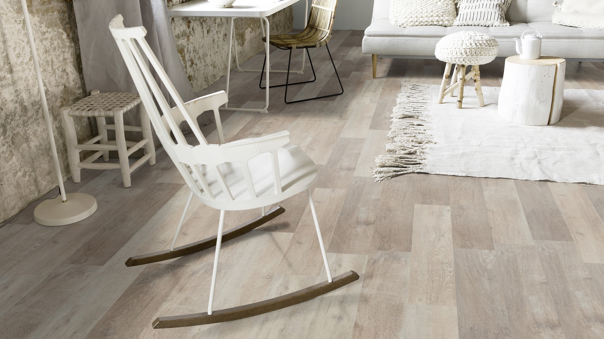 Milieubild Wohnzimmer mit Schaukelstuhl im skandinavischen Stil - Forbo Flooring Klebe-Vinyl Allura Dryback 0.55 Wood White Autumn Oak Milieubild Wohnzimmer mit Schaukelstuhl im skandinavischen Stil - Forbo Flooring 220169