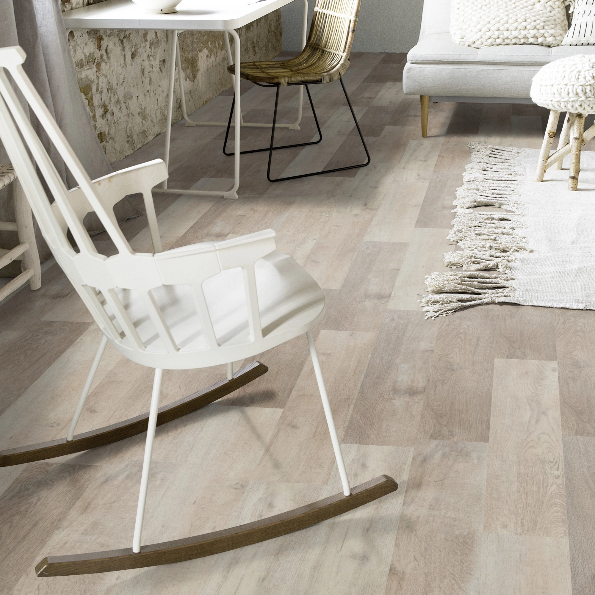 Milieubild Wohnzimmer mit Schaukelstuhl im skandinavischen Stil - Forbo Flooring Klebe-Vinyl Allura Dryback 0.55 Wood White Autumn Oak Milieubild Wohnzimmer mit Schaukelstuhl im skandinavischen Stil - Forbo Flooring 220169