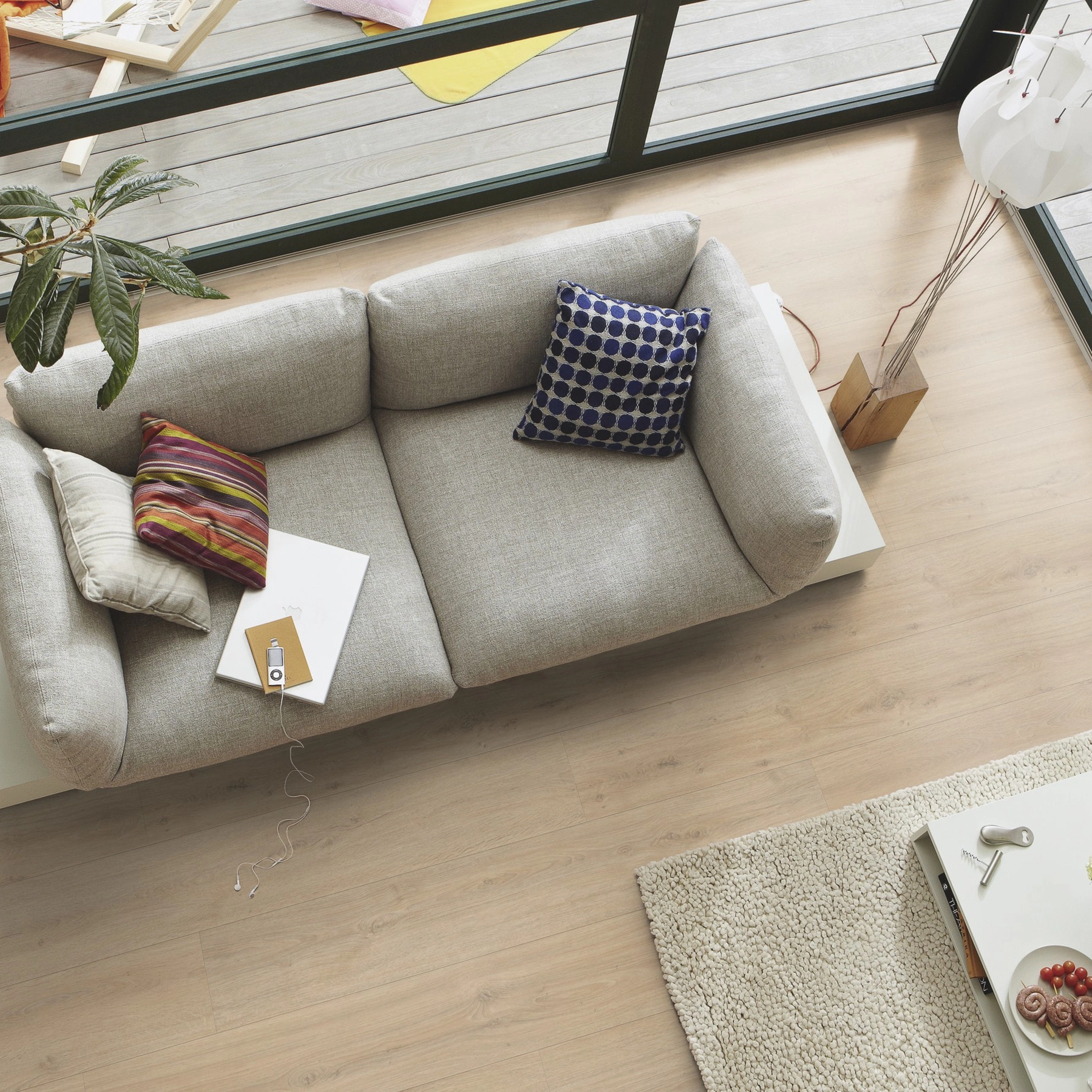 Milieubild Wohnzimmer im Wintergarten - Blick von oben - Meister Laminat LD 150 Felseneiche sand Milieubild Wohnzimmer im Wintergarten - Blick von oben - Meister 600017-1288198-07122