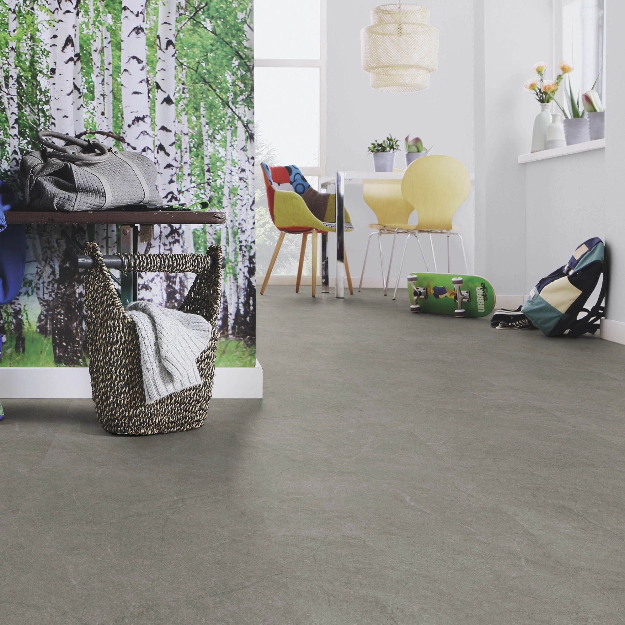 Milieubild Esszimmer mit Flur und Sitzbank - wineo Klebe-Bioboden PURLINE wineo 1500 stone XL Serene Marble Dark Milieubild Esszimmer mit Flur und Sitzbank - wineo PL15411SXL