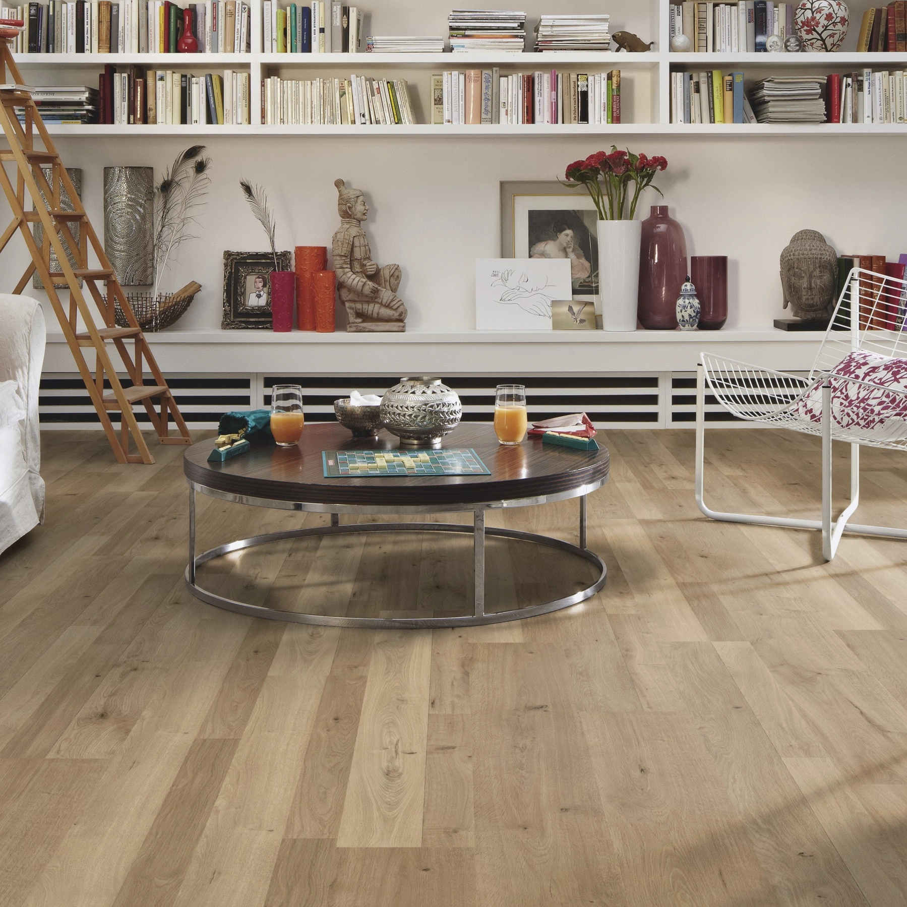 Milieubild Wohnzimmer mit großem Bücherregal - MEISTER Laminat LC 55 Natural Oak Milieubild Wohnzimmer mit großem Bücherregal - MEISTER 600012-1288198-06675