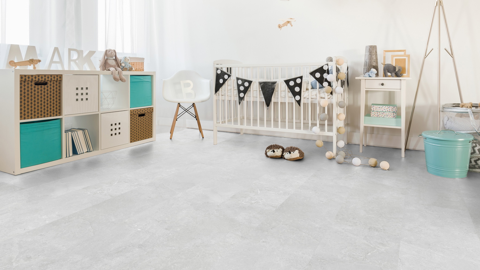 Milieubild Kinderzimmer mit weißer Krippe - Wicanders Wise HDF Klick-Designboden stone Natural Minimal Stone White Milieubild Kinderzimmer mit weißer Krippe - Wicanders Wise 80003893