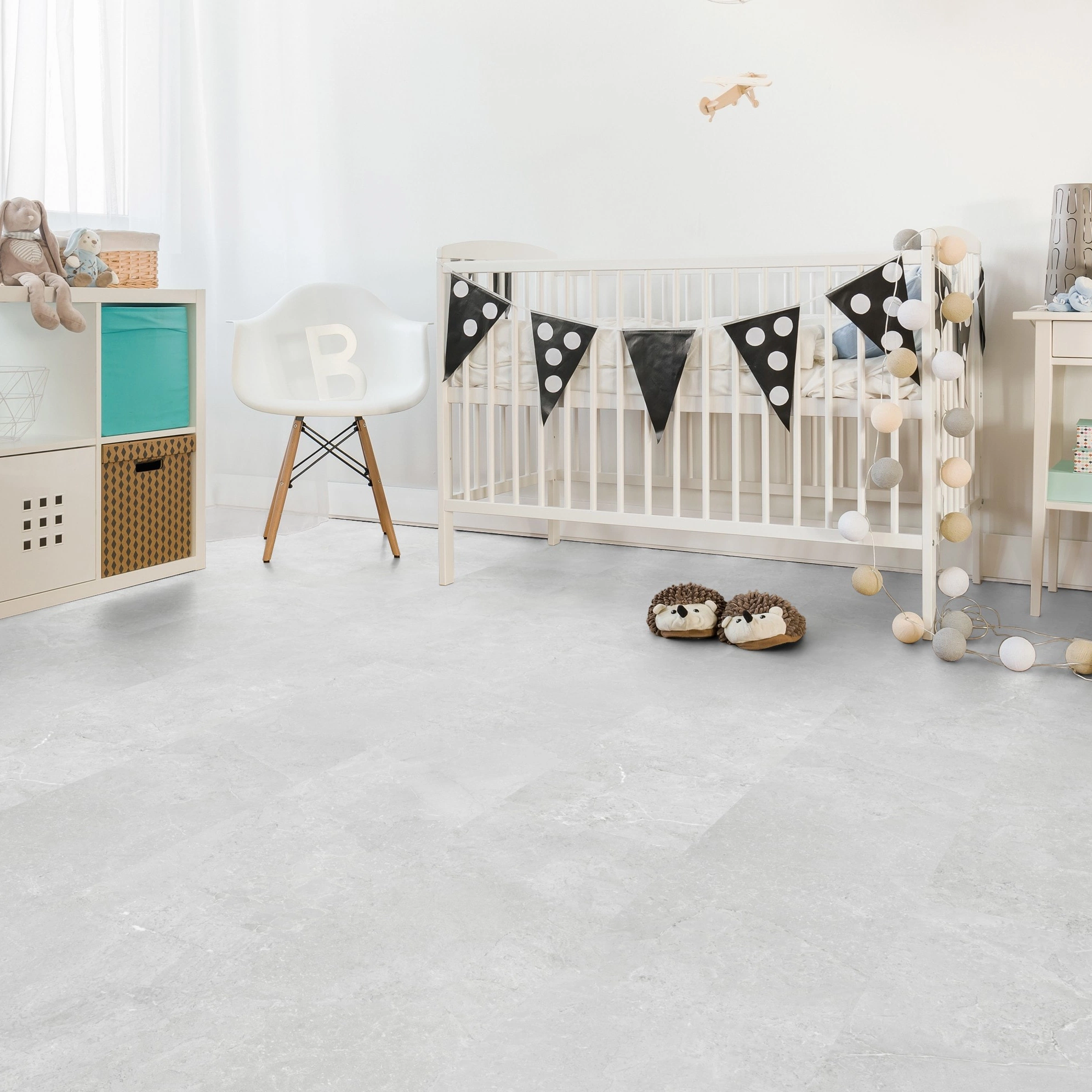 Milieubild Kinderzimmer mit weißer Krippe - Wicanders Wise HDF Klick-Designboden stone Natural Minimal Stone White Milieubild Kinderzimmer mit weißer Krippe - Wicanders Wise 80003893