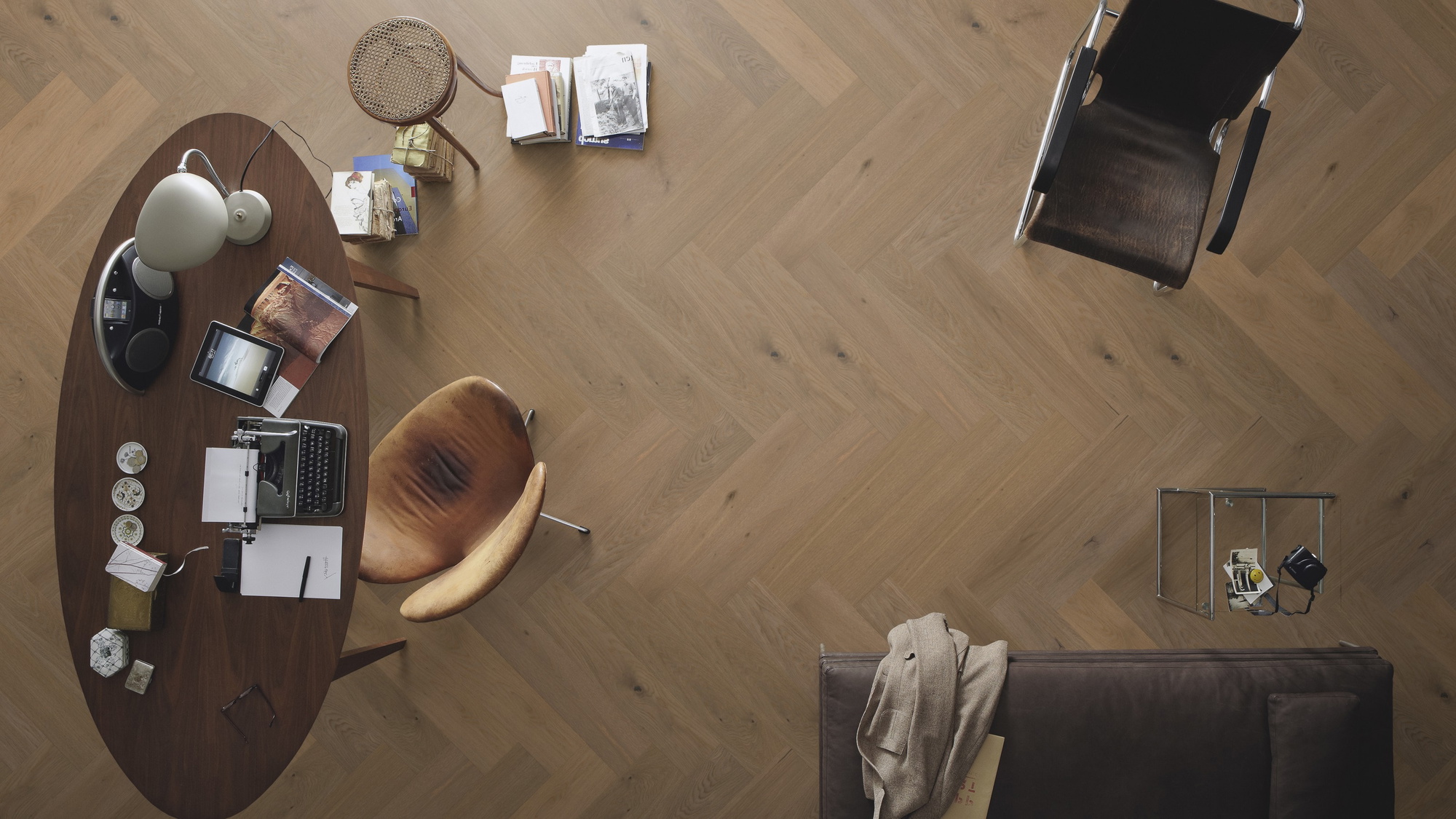 Milieubild Büro mit ovalem Tisch - Draufsicht - MEISTER Holzboden HS 500 Lindura Eiche classic greige Milieubild Büro mit ovalem Tisch - Draufsicht - MEISTER 500010-0700140-08931