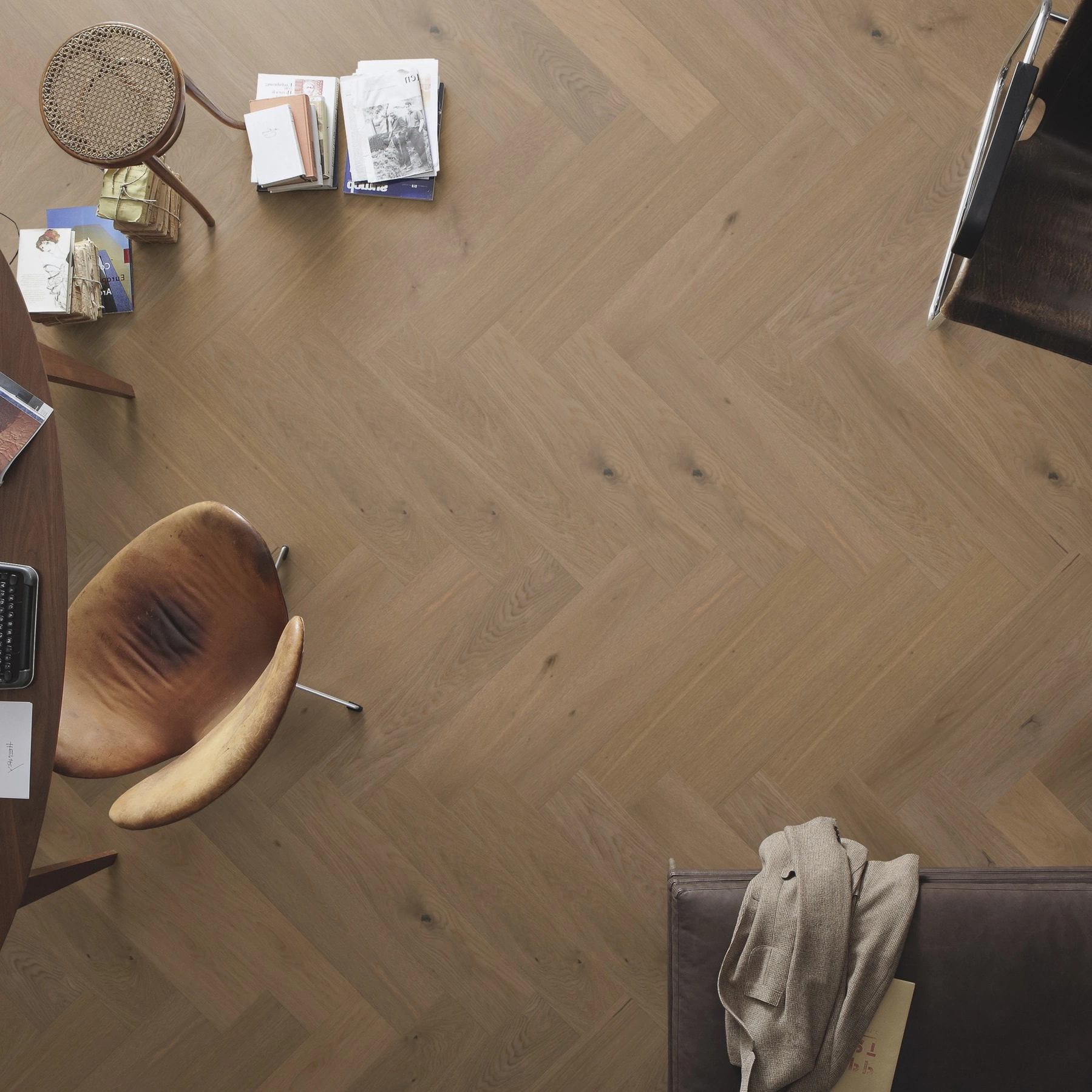 Milieubild Büro mit ovalem Tisch - Draufsicht - MEISTER Holzboden HS 500 Lindura Eiche classic greige Milieubild Büro mit ovalem Tisch - Draufsicht - MEISTER 500010-0700140-08931